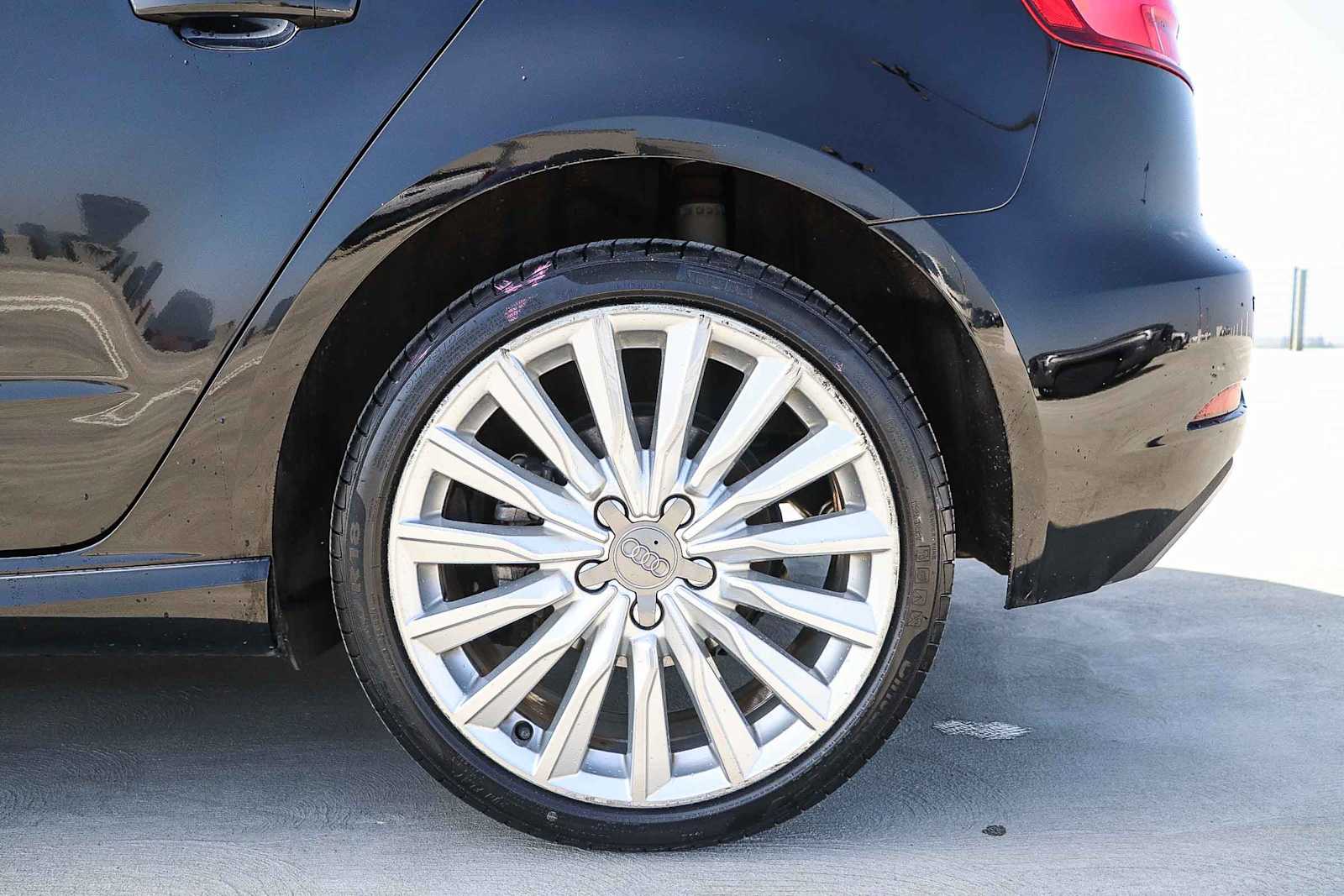 Thumbnail: 2017 Audi A3 e-tron - 10