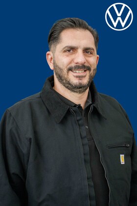 El miembro del personal Armen Apayan de ID_2d3dce0b47e8