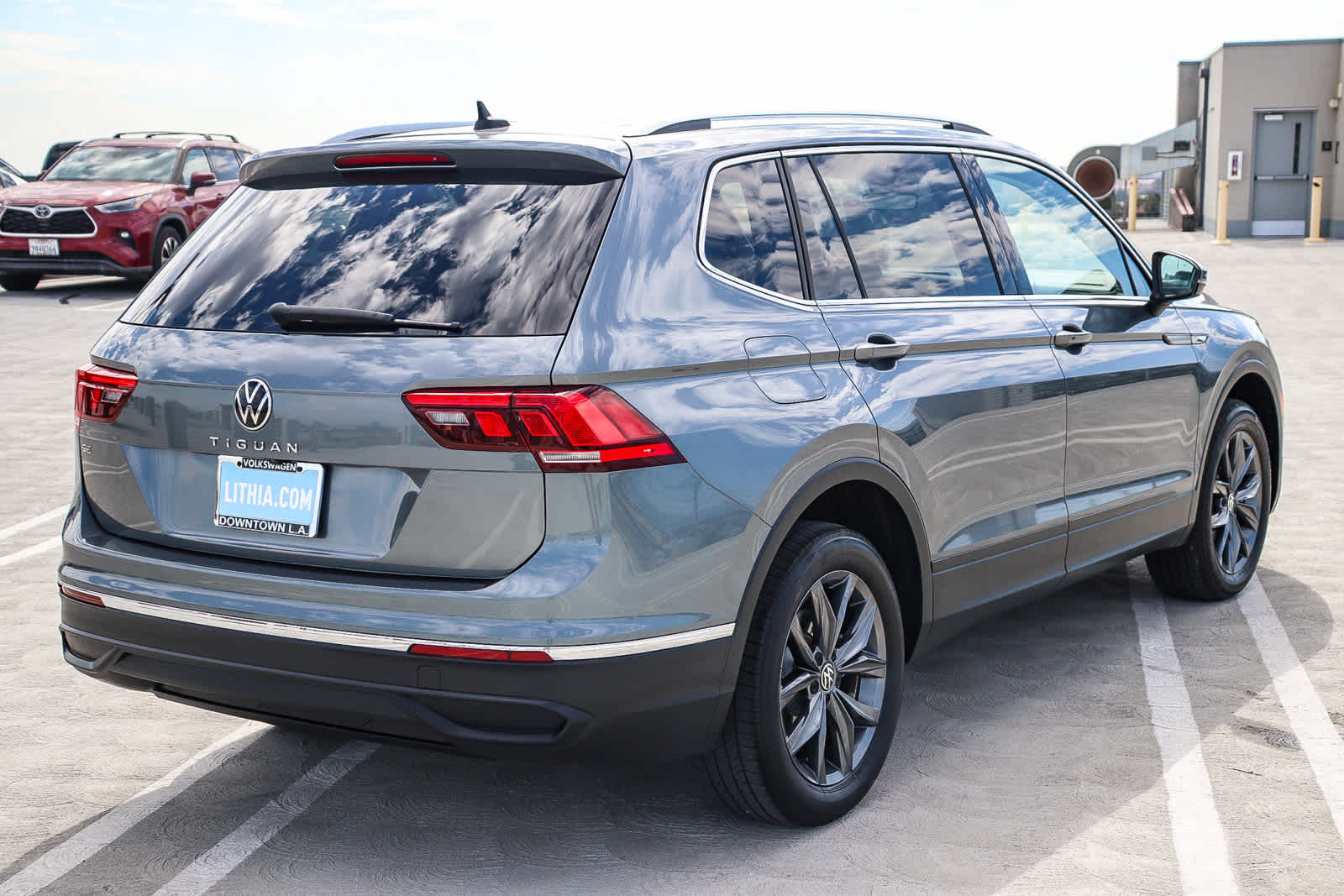 Thumbnail: 2022 Volkswagen Tiguan - 6