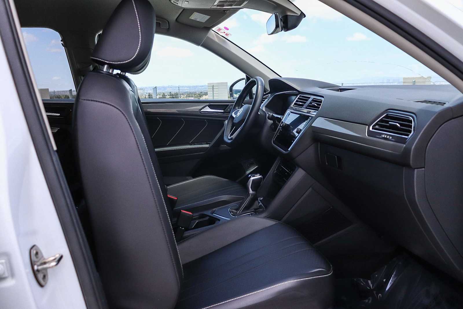 Thumbnail: 2022 Volkswagen Tiguan - 16