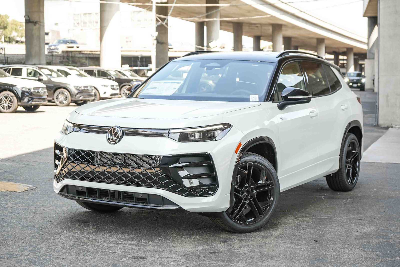 2026 Volkswagen Tiguan 2.0T SE R-Line Black's photo