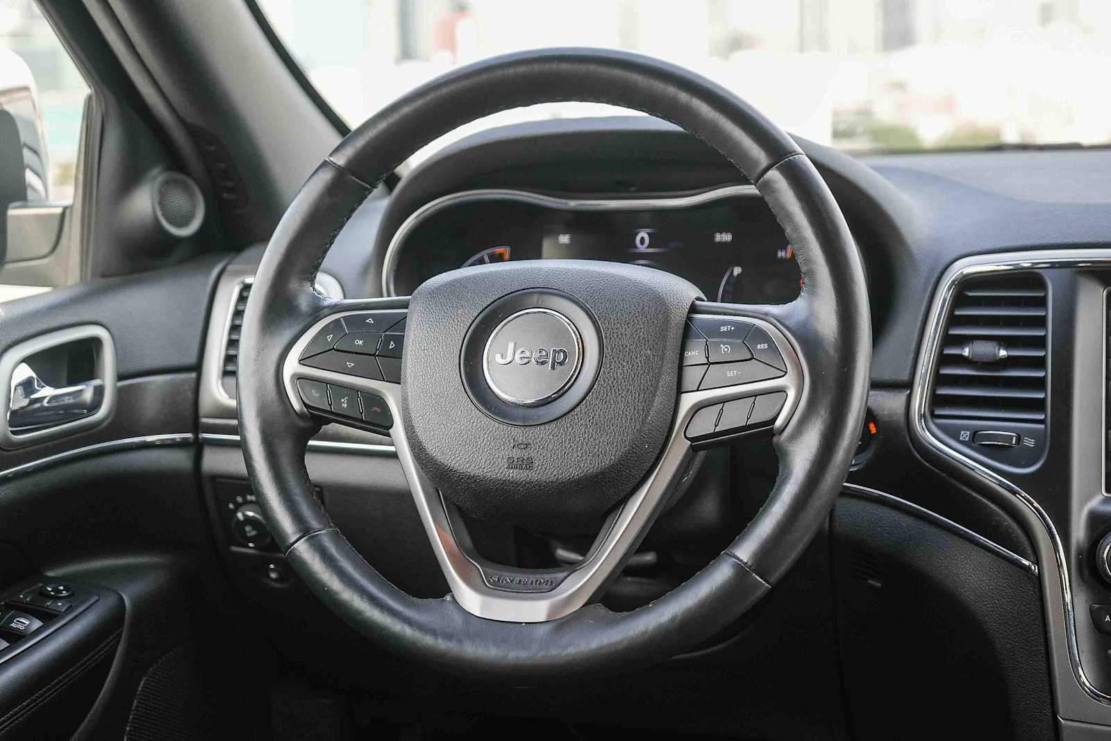 Thumbnail: 2018 Jeep Grand Cherokee - 15