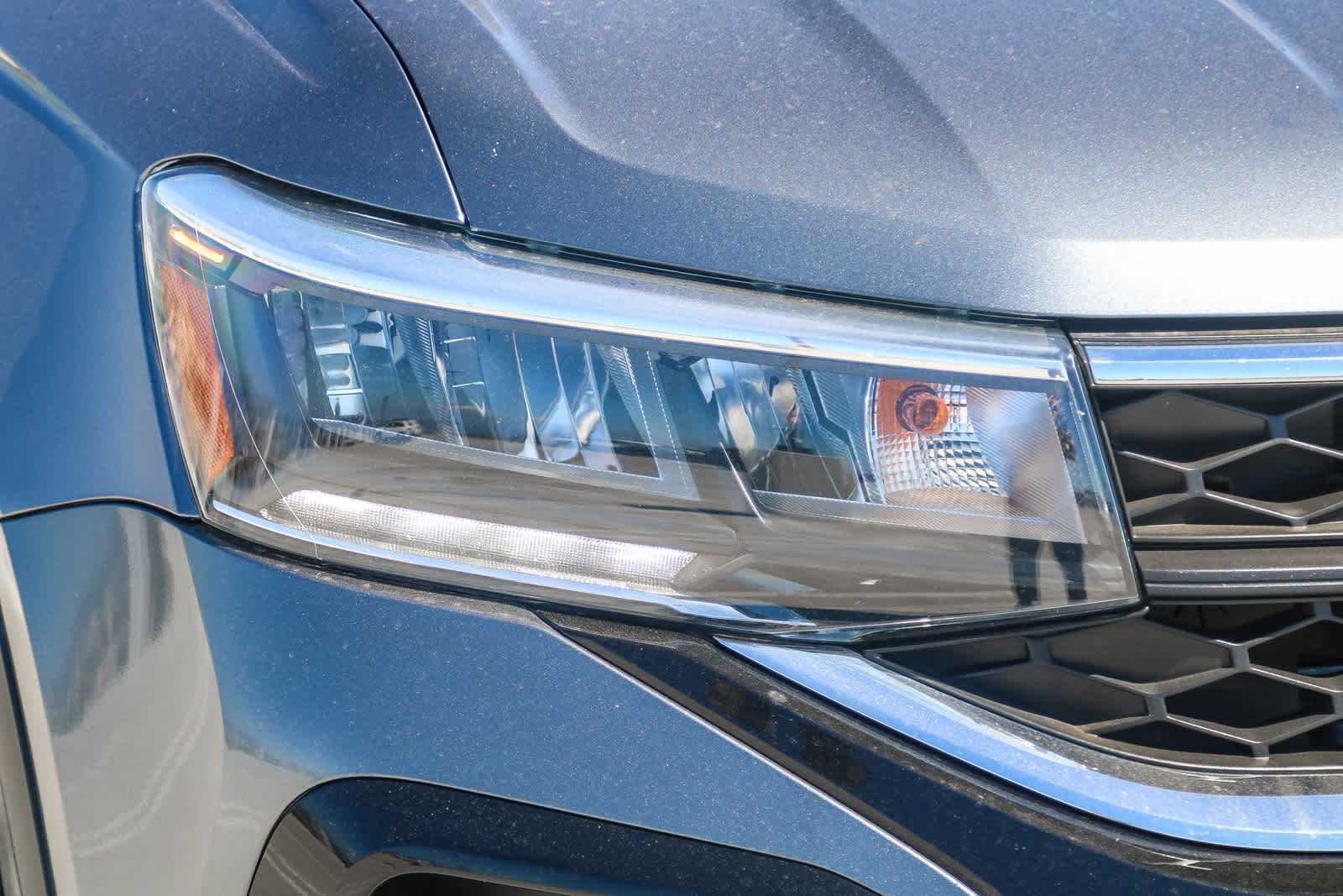 2022 Volkswagen Taos SE photo 3