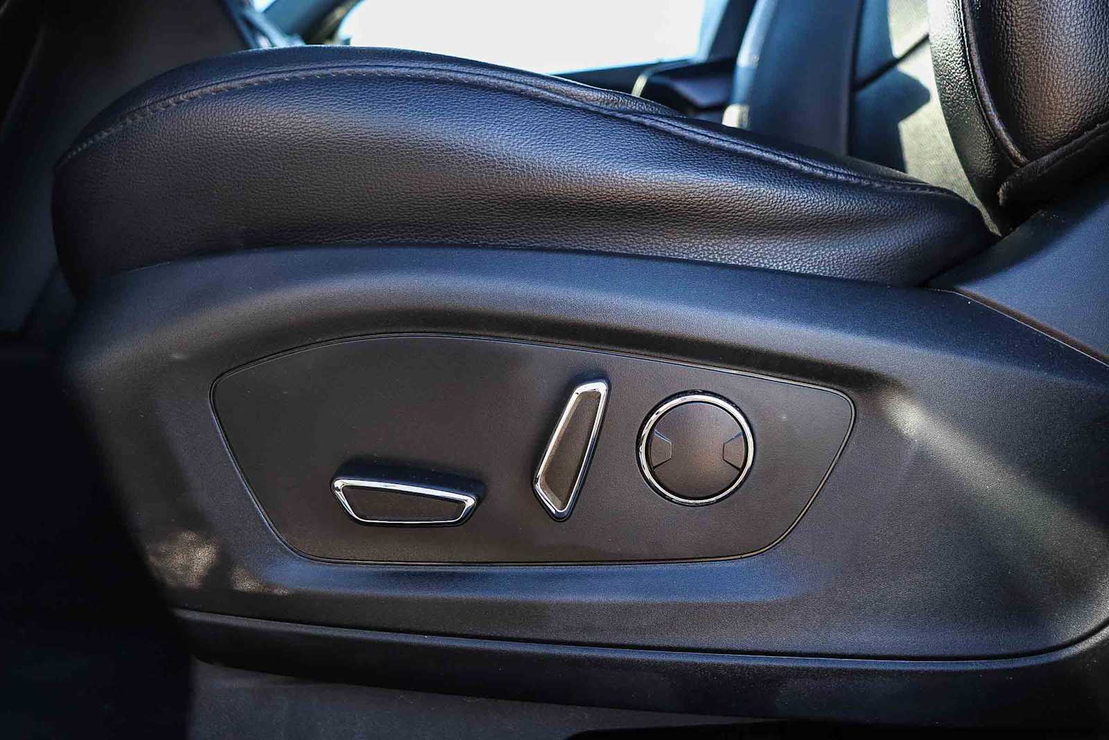 Thumbnail: 2020 Ford Explorer - 23