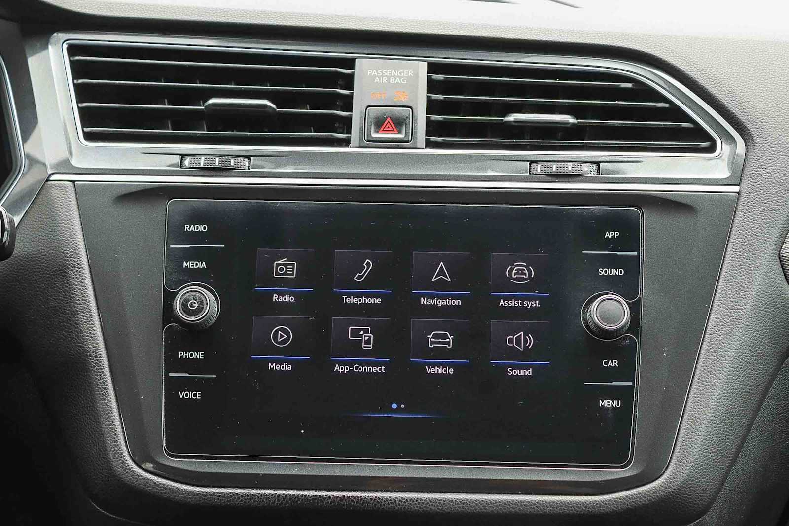 Thumbnail: 2022 Volkswagen Tiguan - 14