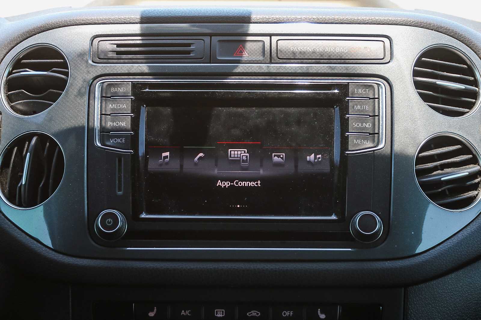 Thumbnail: 2016 Volkswagen Tiguan - 15