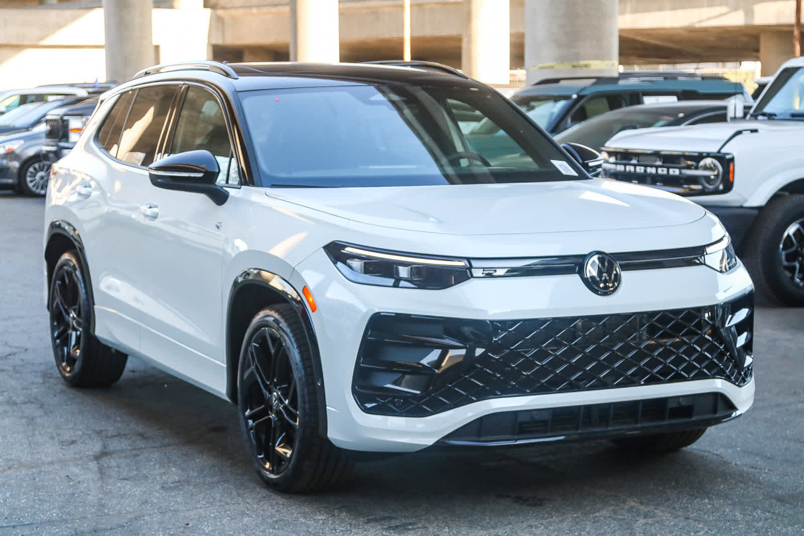 2025 Volkswagen Tiguan SE R-Line Black photo 3