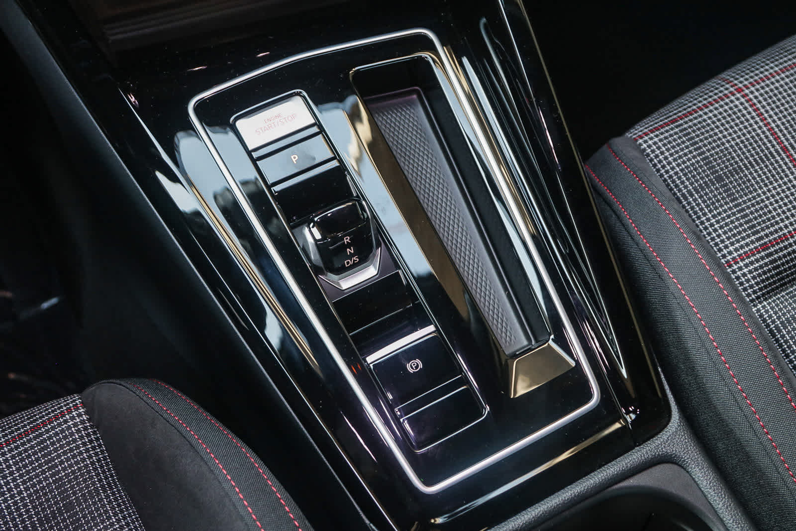 Thumbnail: 2025 Volkswagen Golf - 20