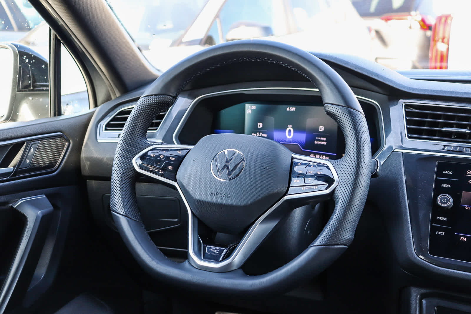 Thumbnail: 2022 Volkswagen Tiguan - 16