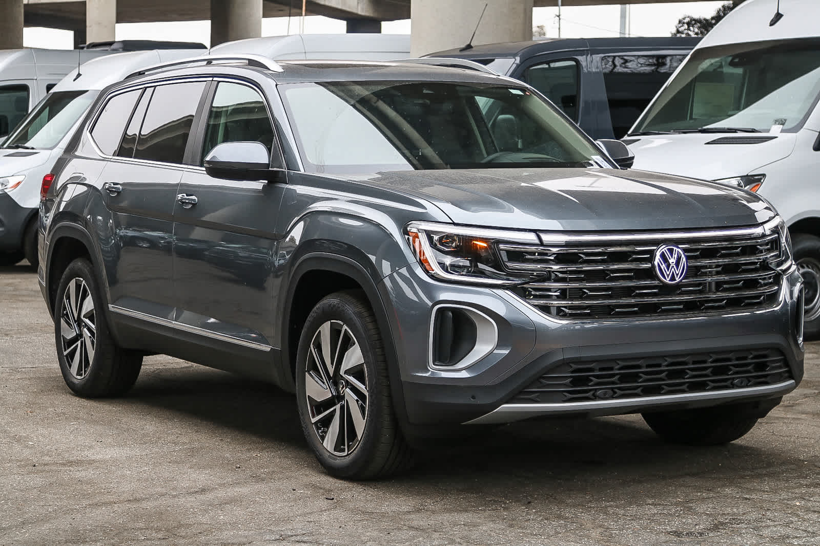 2024 Volkswagen Atlas SEL photo 3