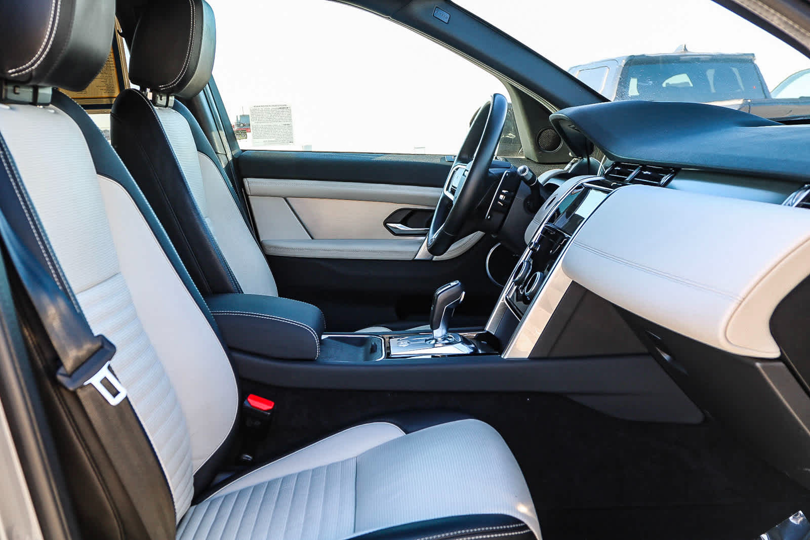 Thumbnail: 2021 Land Rover Discovery Sport - 16