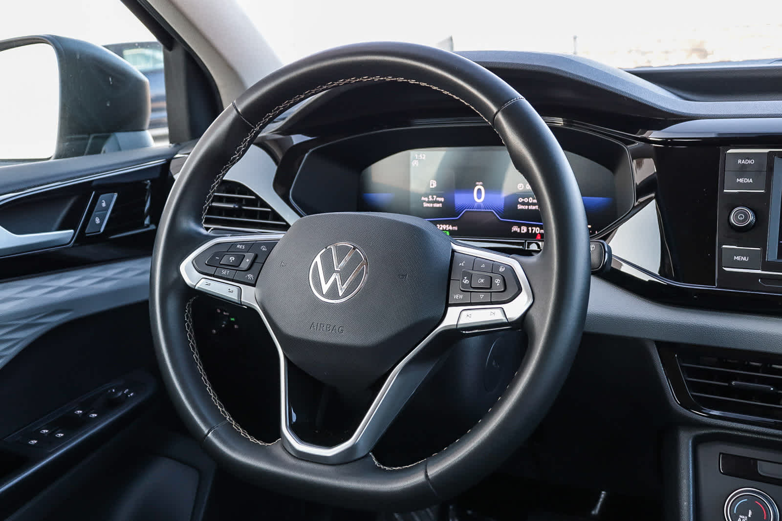 Thumbnail: 2022 Volkswagen Taos - 16