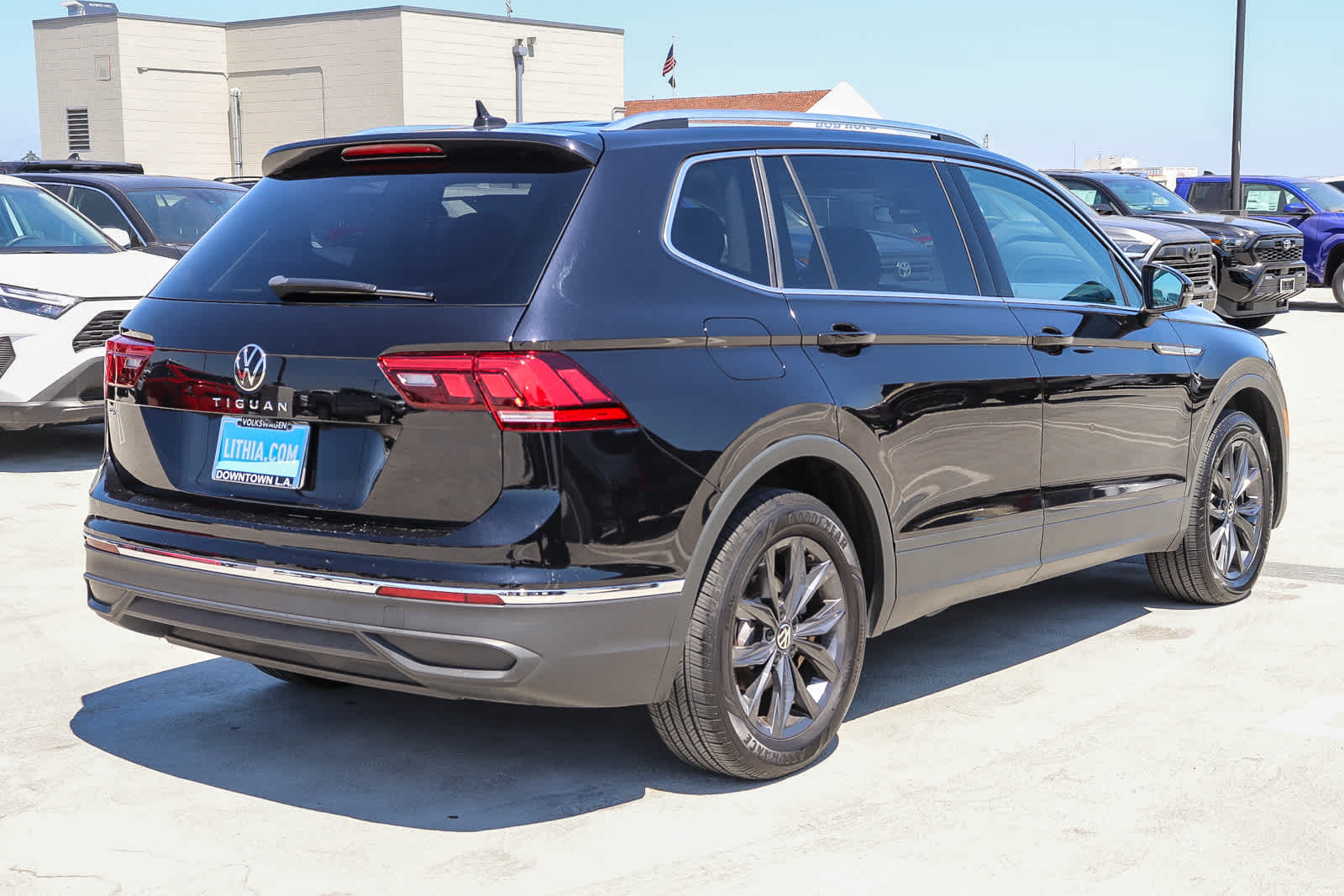 Thumbnail: 2022 Volkswagen Tiguan - 4