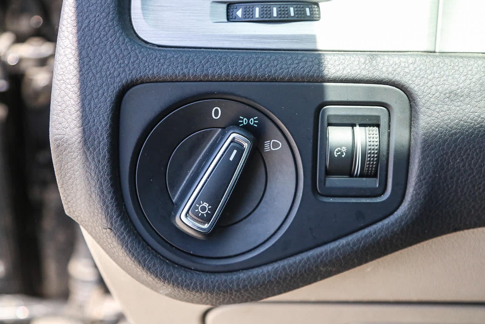 Thumbnail: 2015 Volkswagen Golf - 24