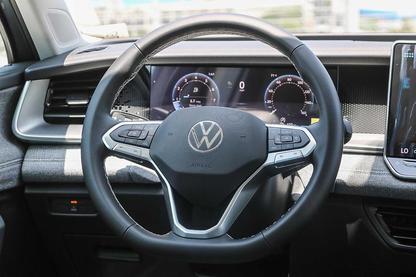 Thumbnail: 2025 Volkswagen Tiguan - 17