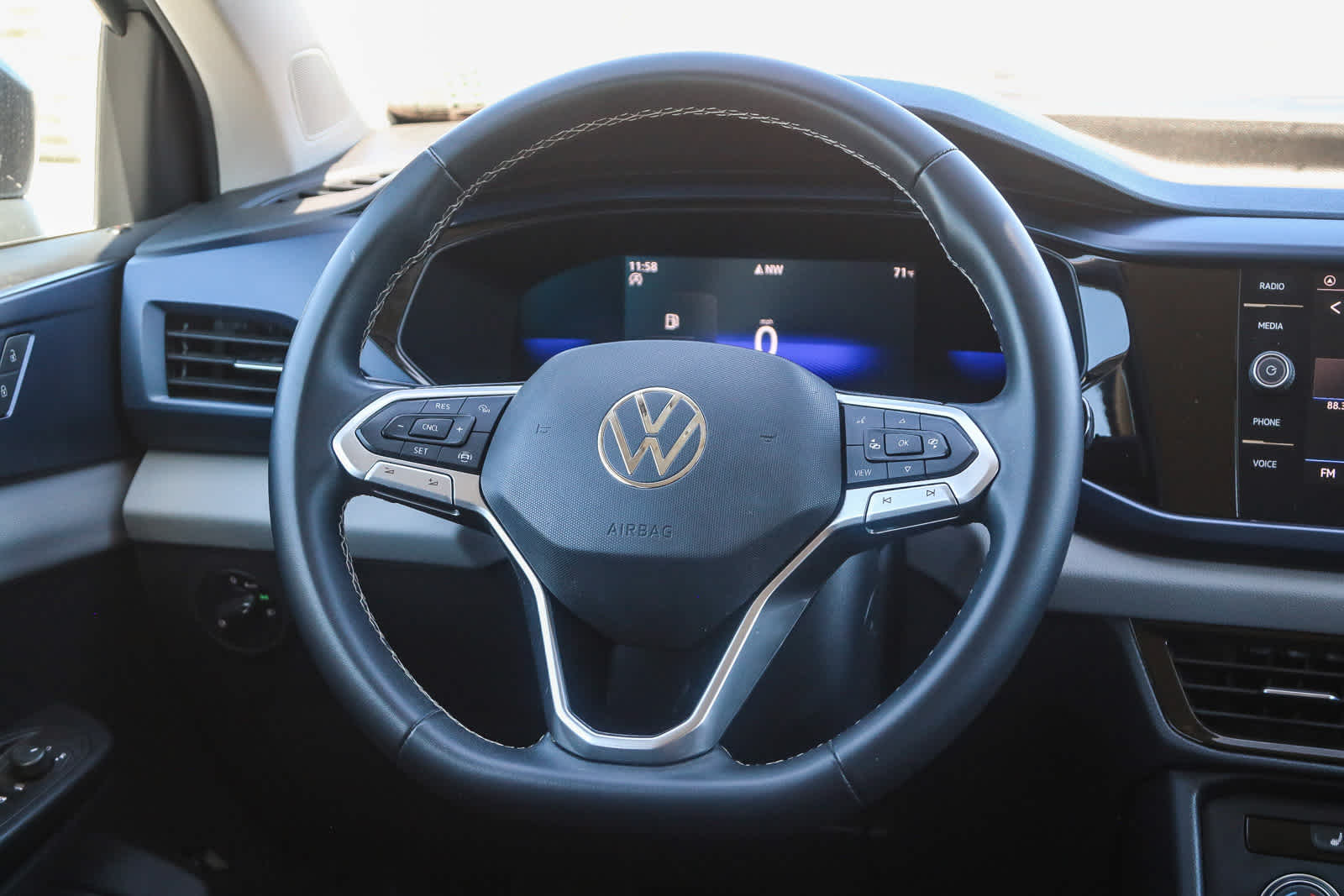 Thumbnail: 2022 Volkswagen Taos - 20