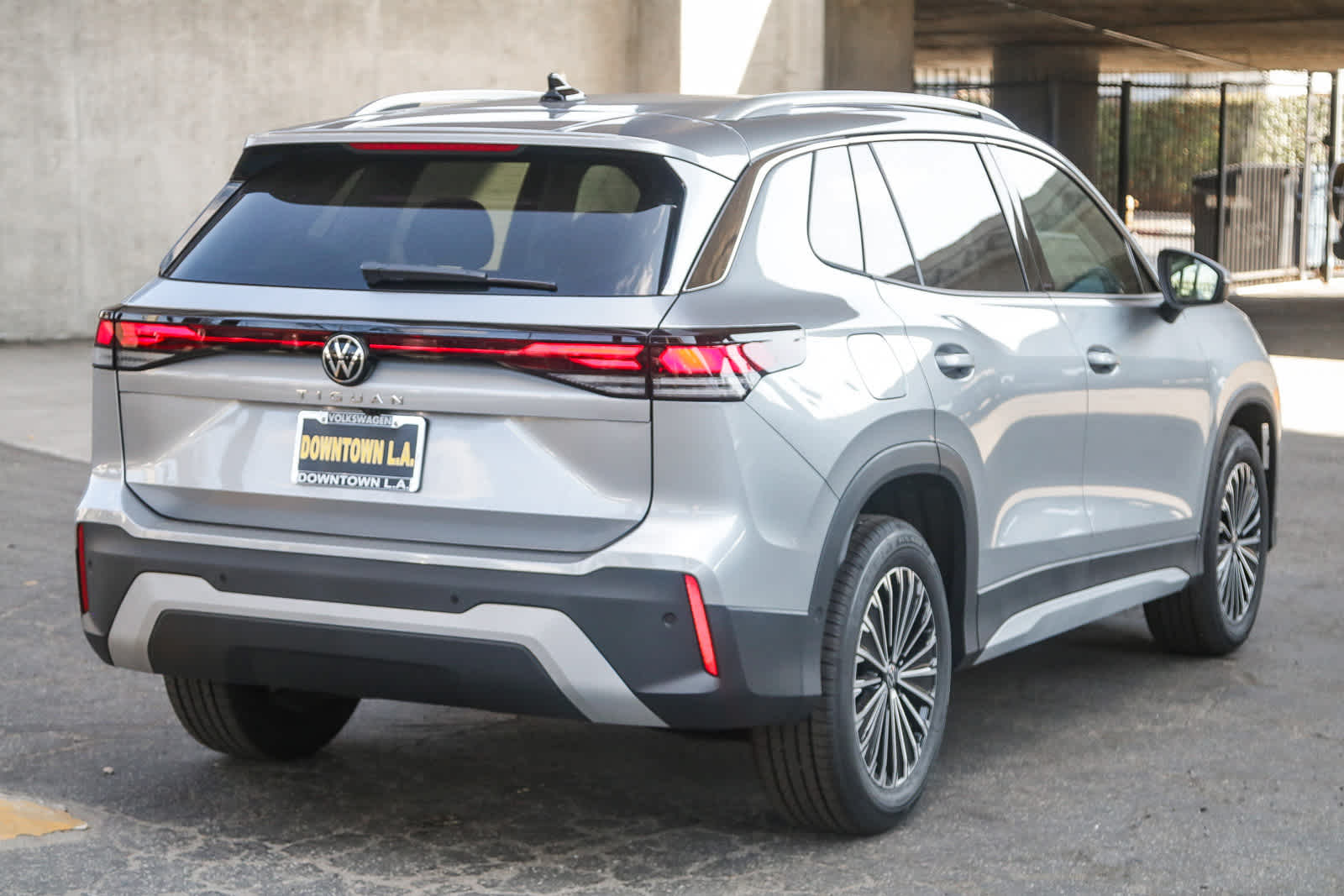 Thumbnail: 2025 Volkswagen Tiguan - 8