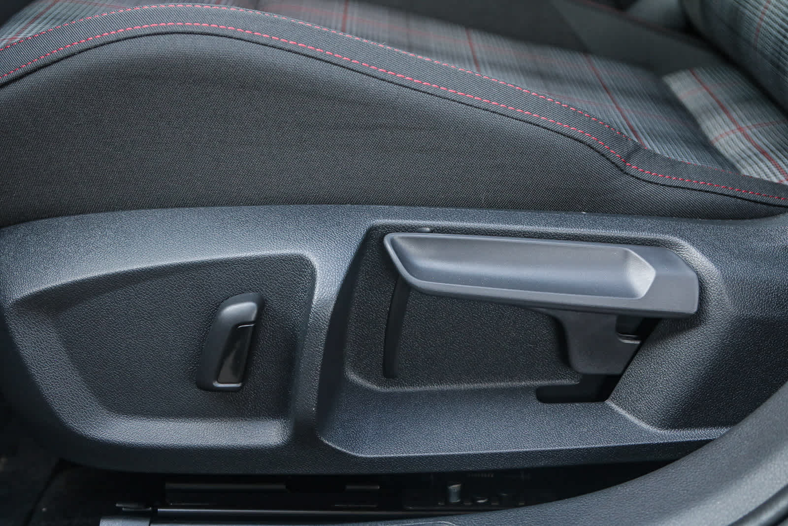 Thumbnail: 2025 Volkswagen Golf - 22