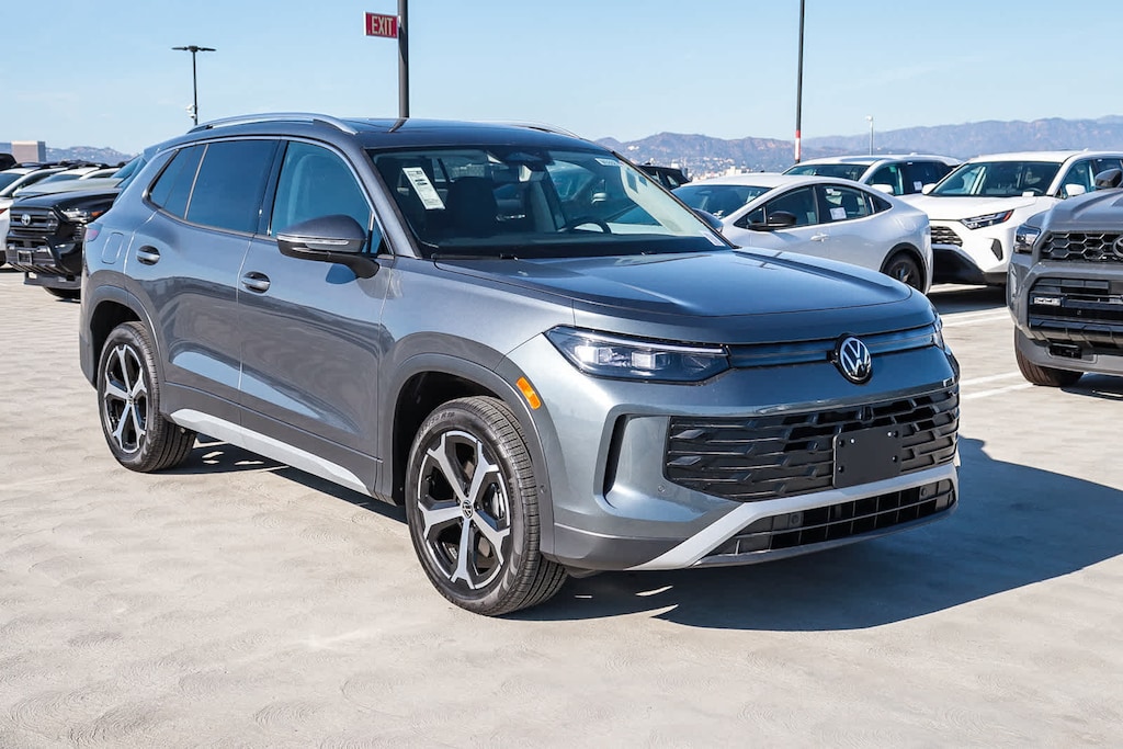 New 2025 Volkswagen Tiguan 2.0T SE SUV