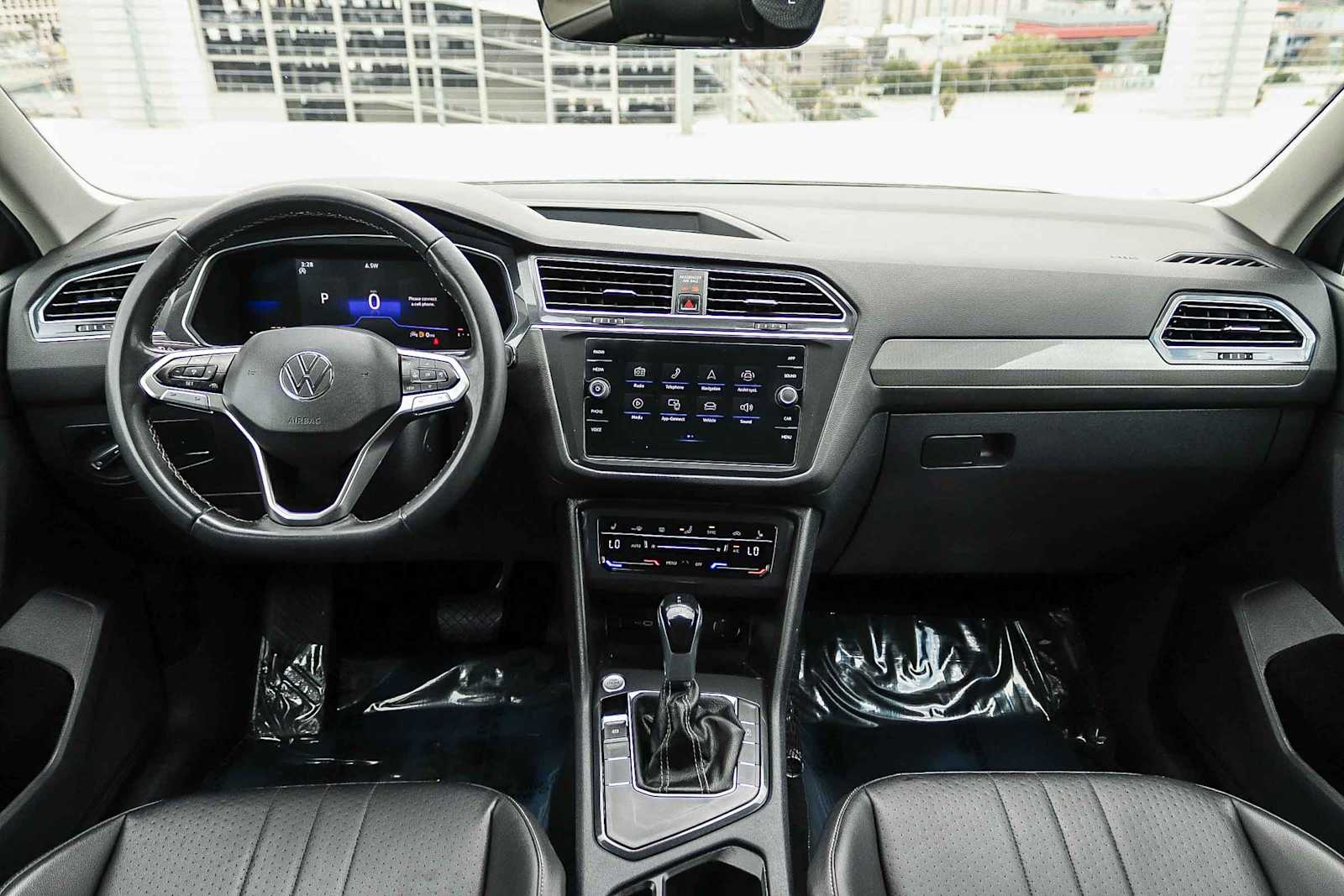 Thumbnail: 2022 Volkswagen Tiguan - 12