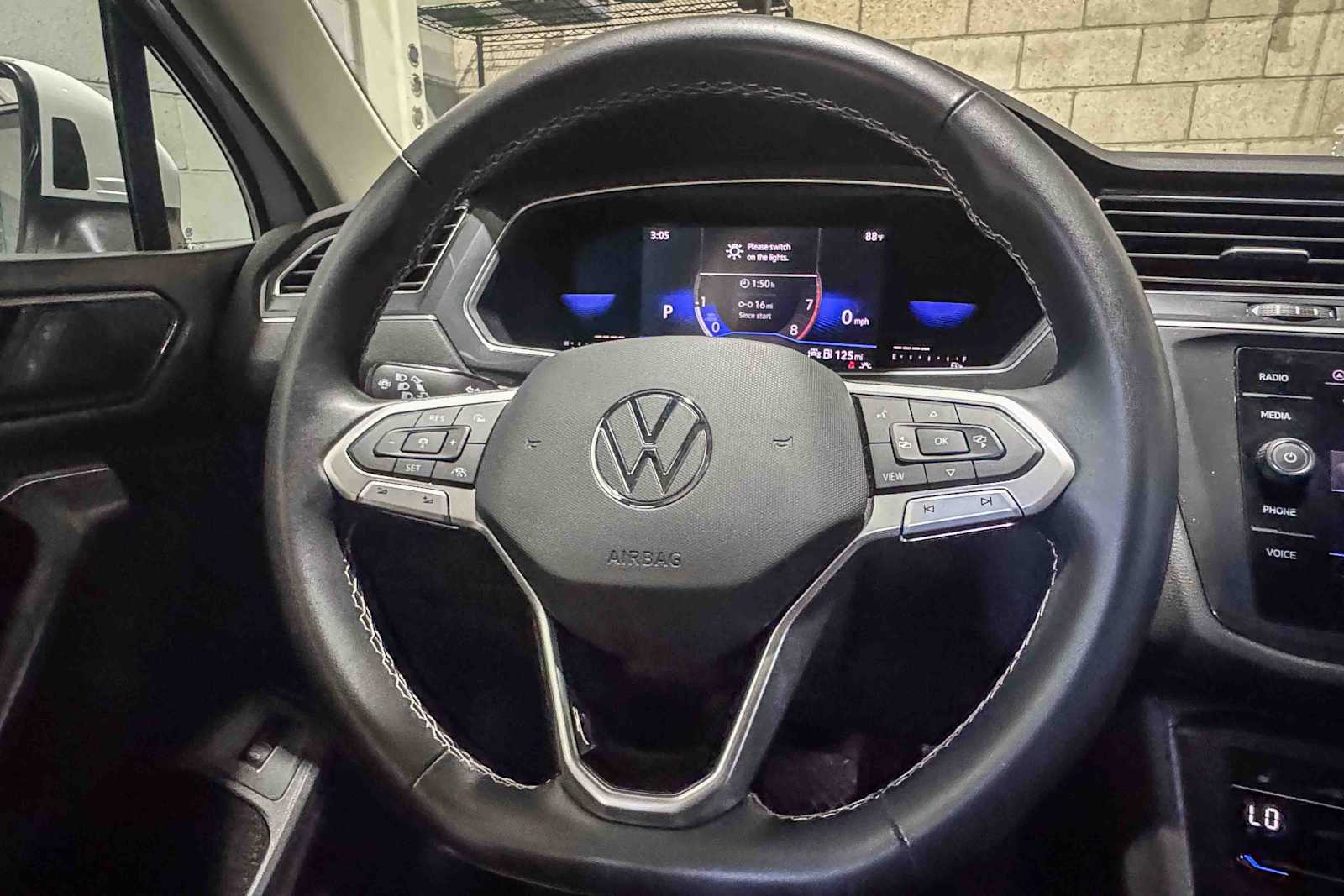 Thumbnail: 2022 Volkswagen Tiguan - 17
