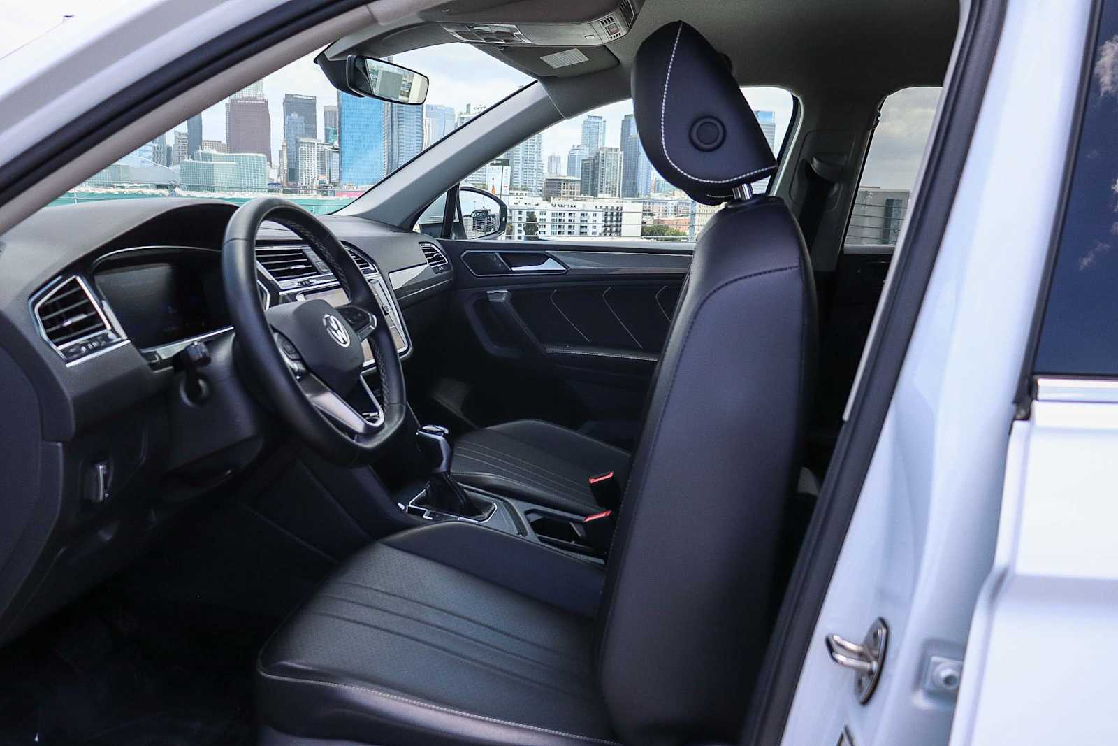 Thumbnail: 2022 Volkswagen Tiguan - 17
