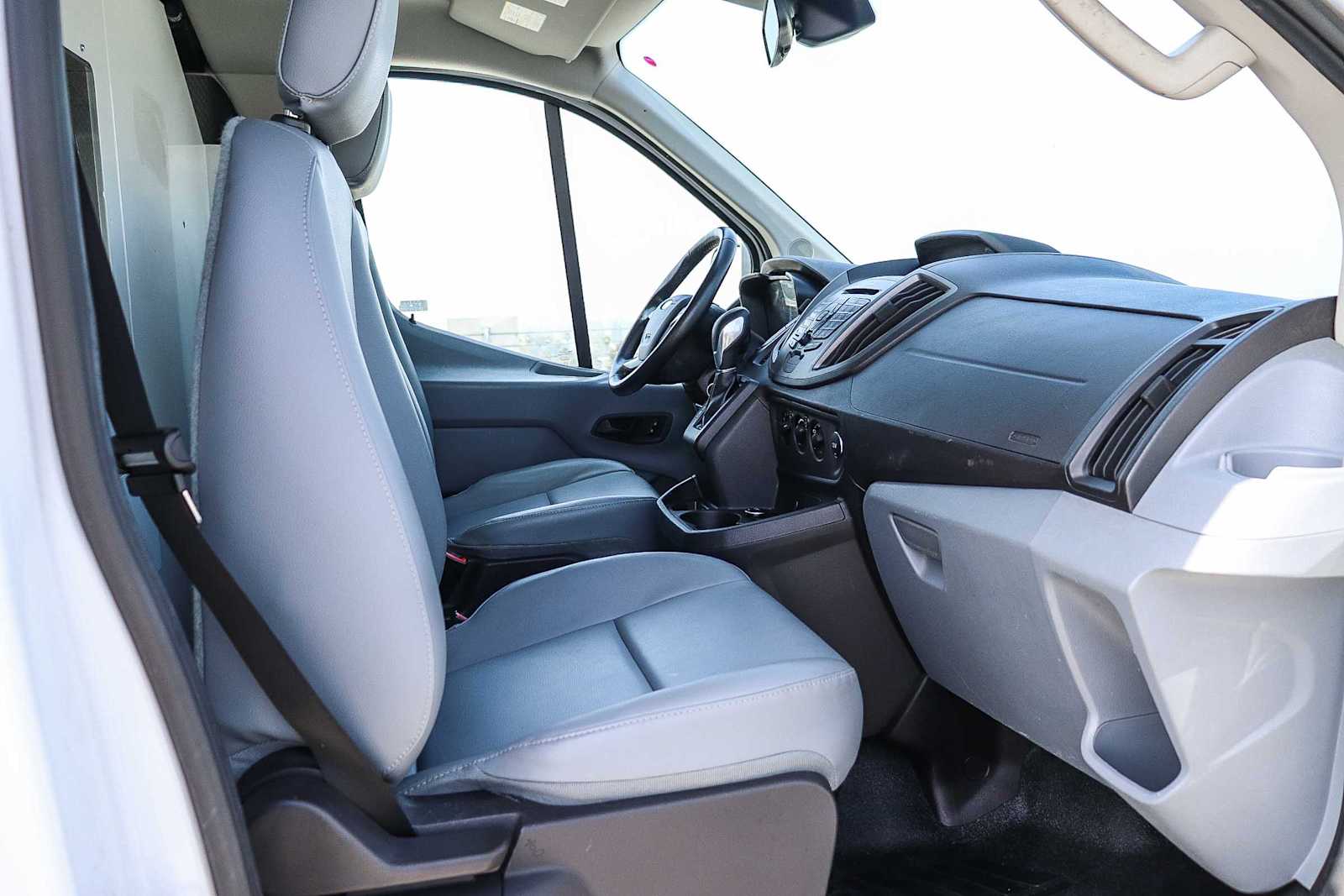 Thumbnail: 2015 Ford Transit Series - 18