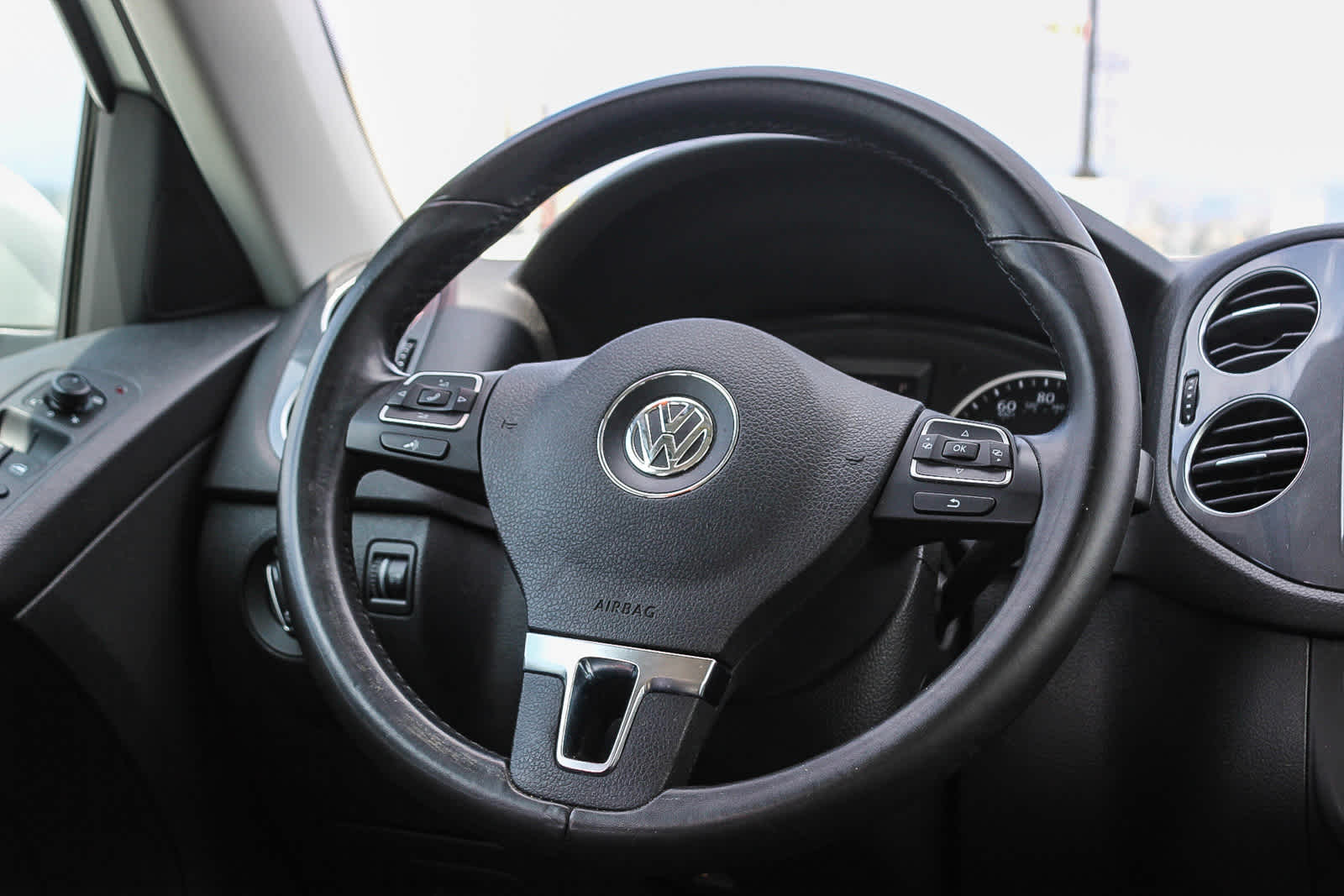 2016 Volkswagen Tiguan S 14