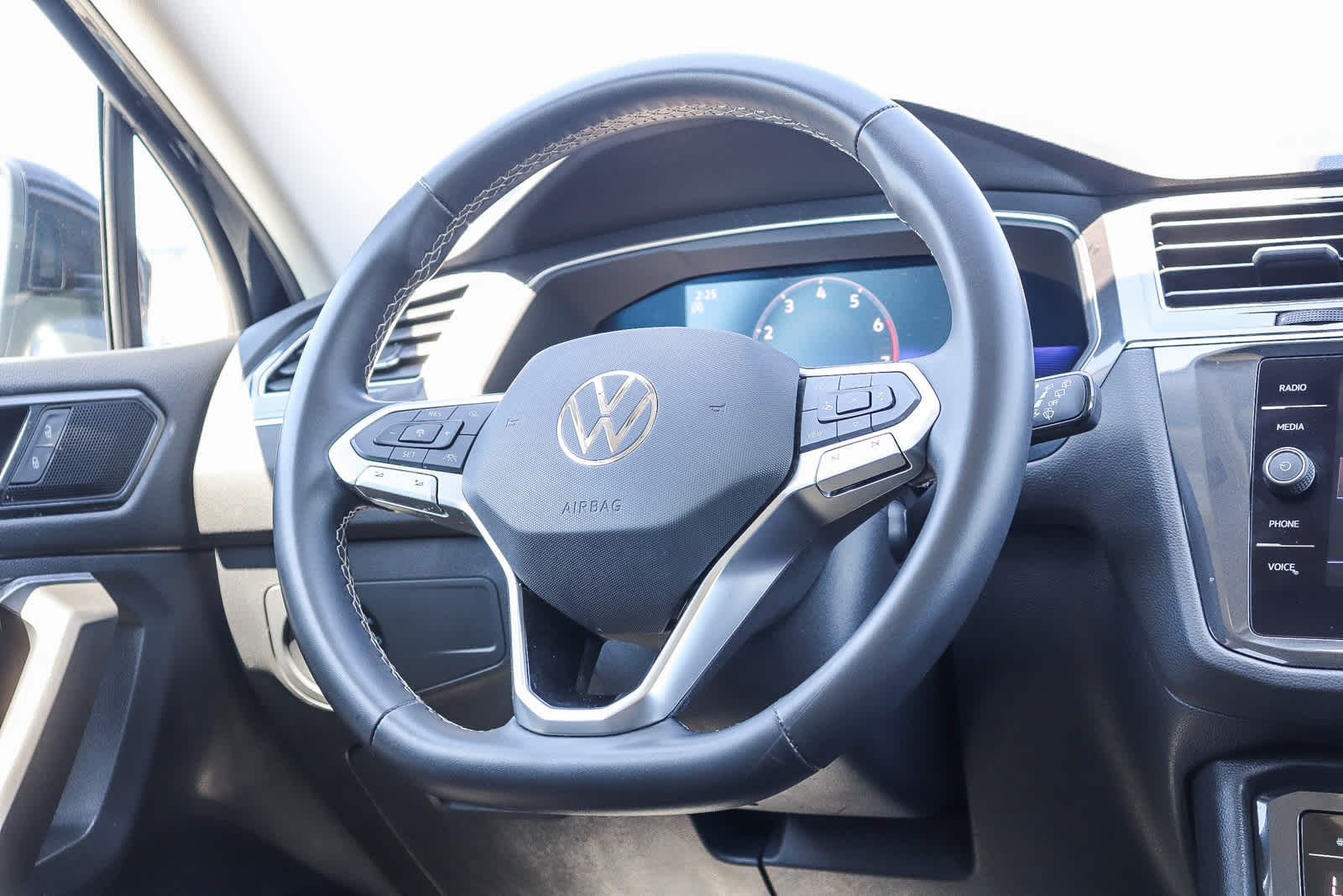 Thumbnail: 2022 Volkswagen Tiguan - 16