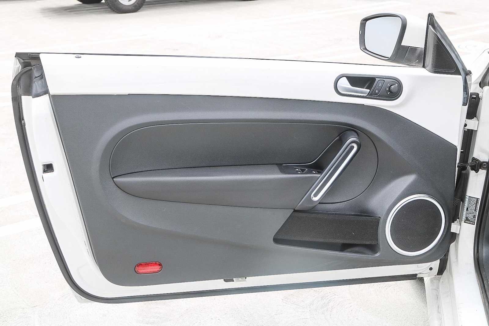 Thumbnail: 2014 Volkswagen Beetle - 25