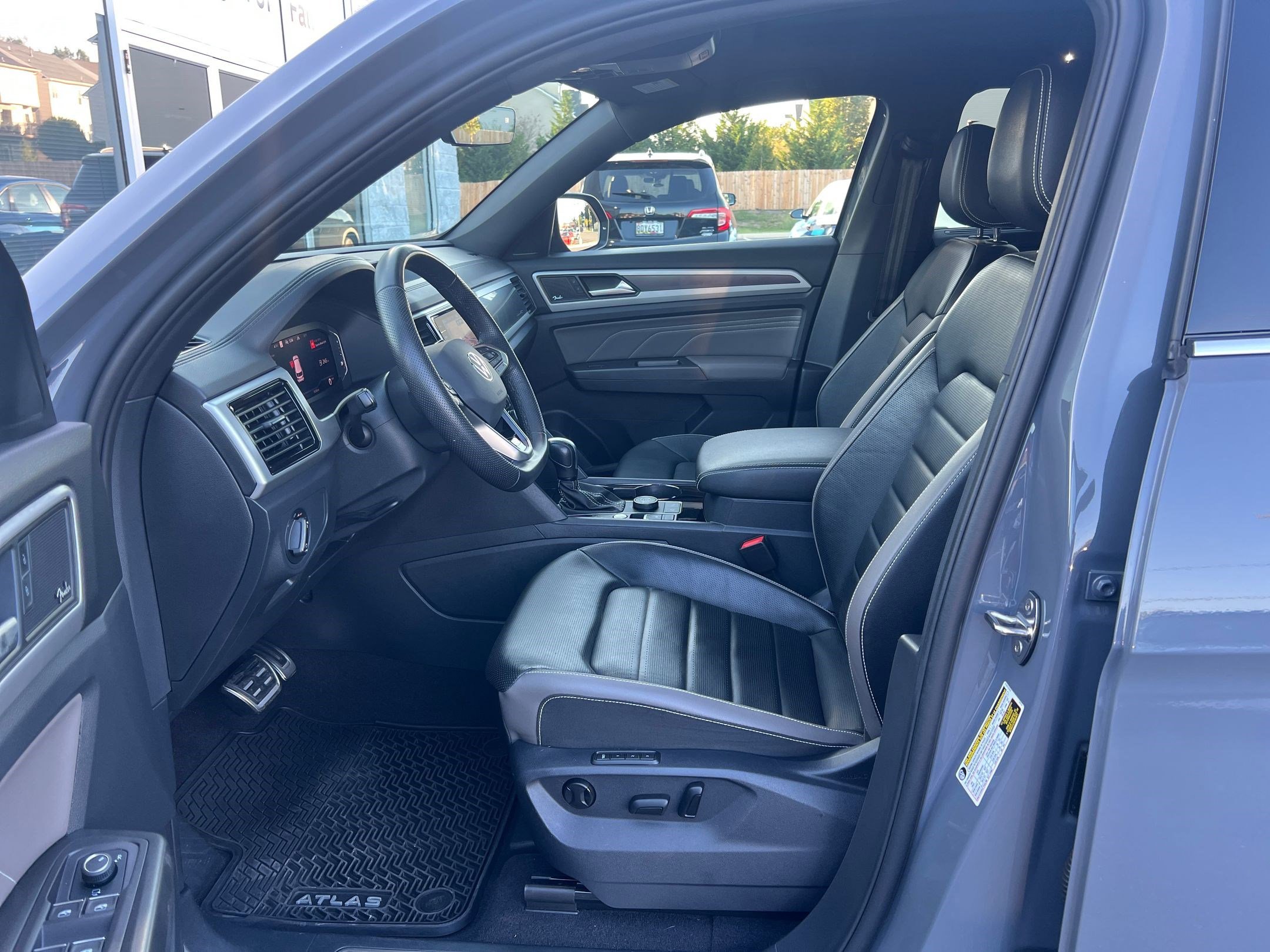 2023 Volkswagen Atlas Cross Sport V6 SEL Premium R-Line photo 2