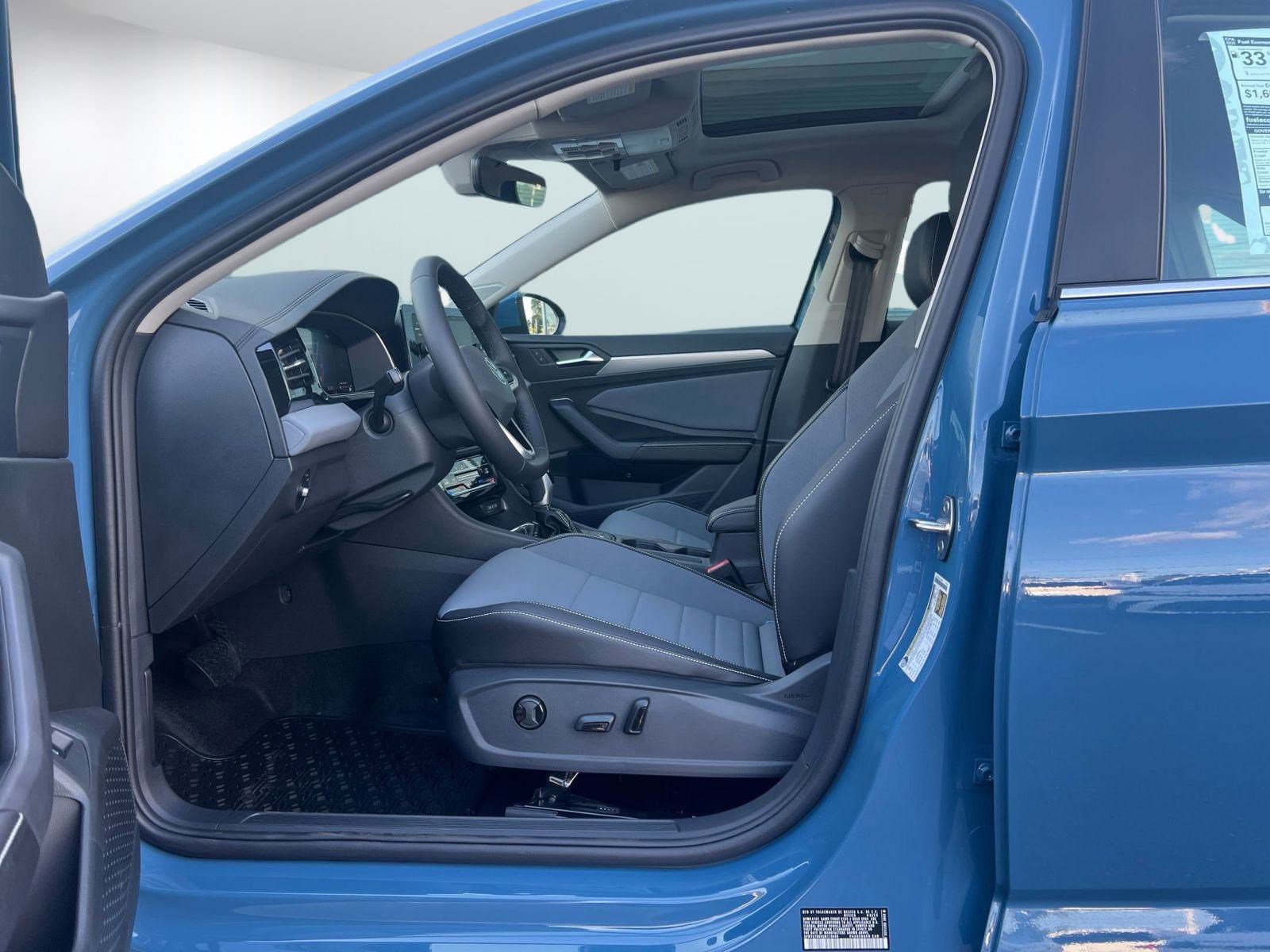 2025 Volkswagen Jetta SE photo 3