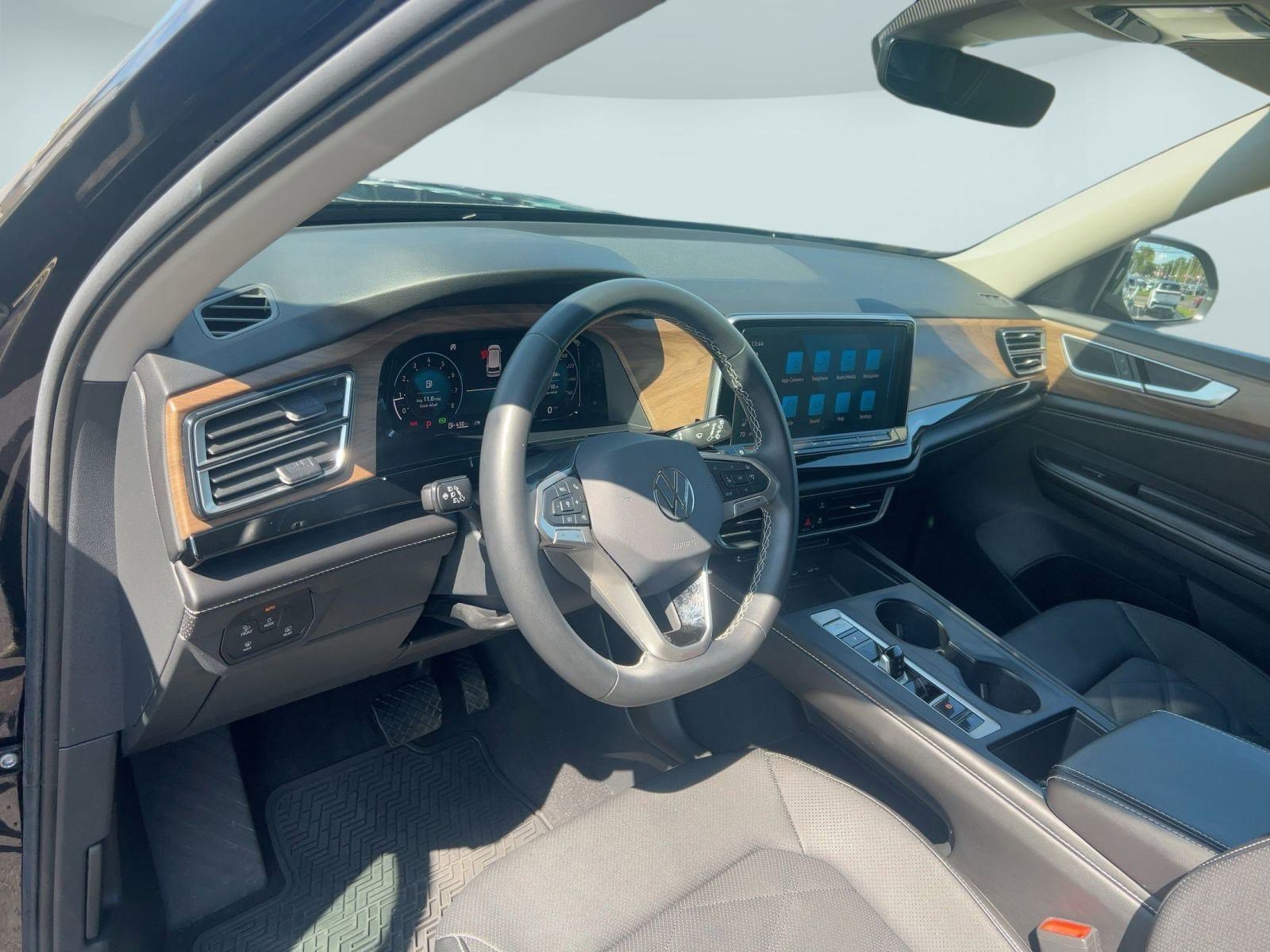 2024 Volkswagen Atlas SE photo 3