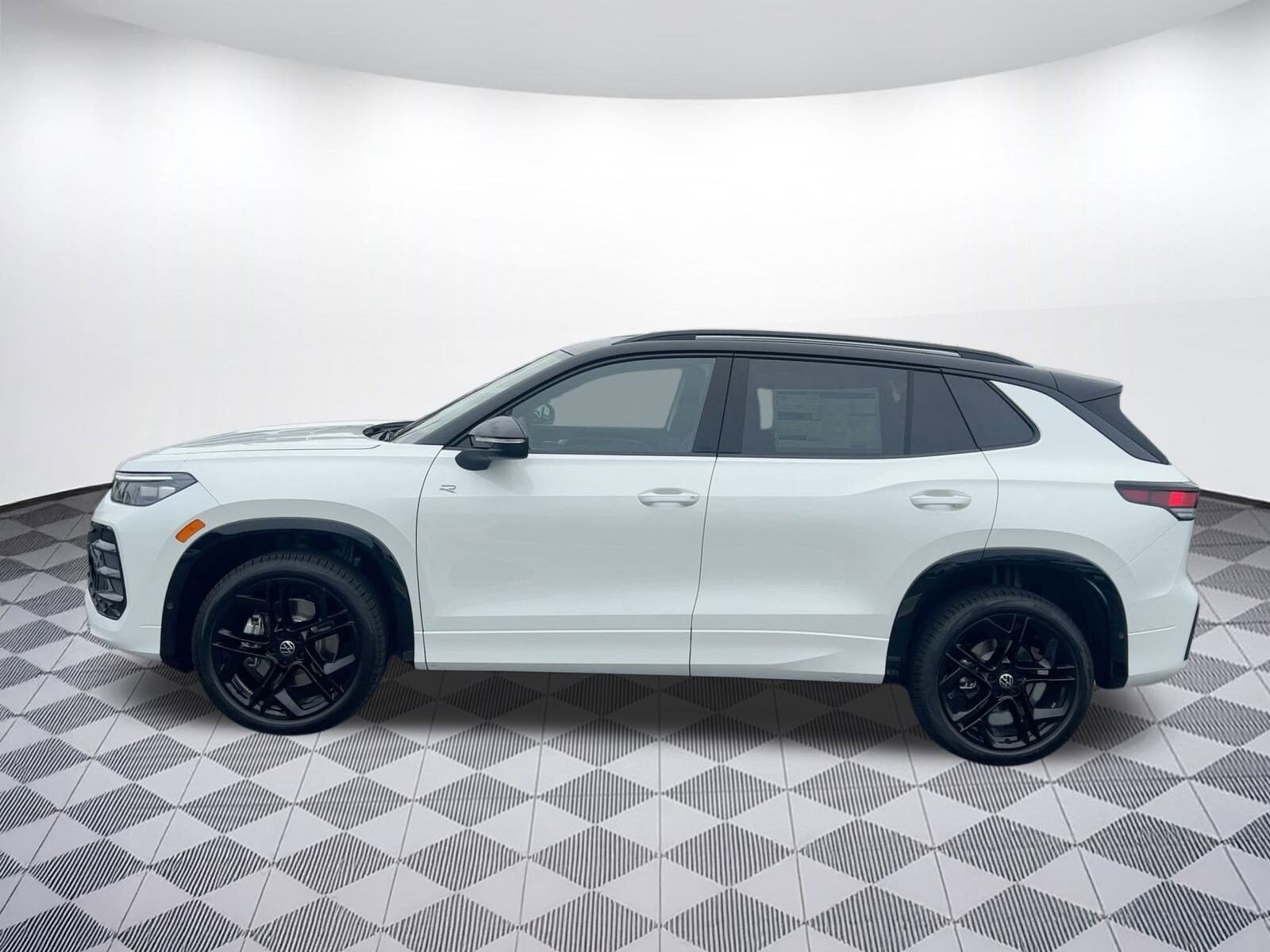 2025 Volkswagen Tiguan SE R-Line Black photo 2