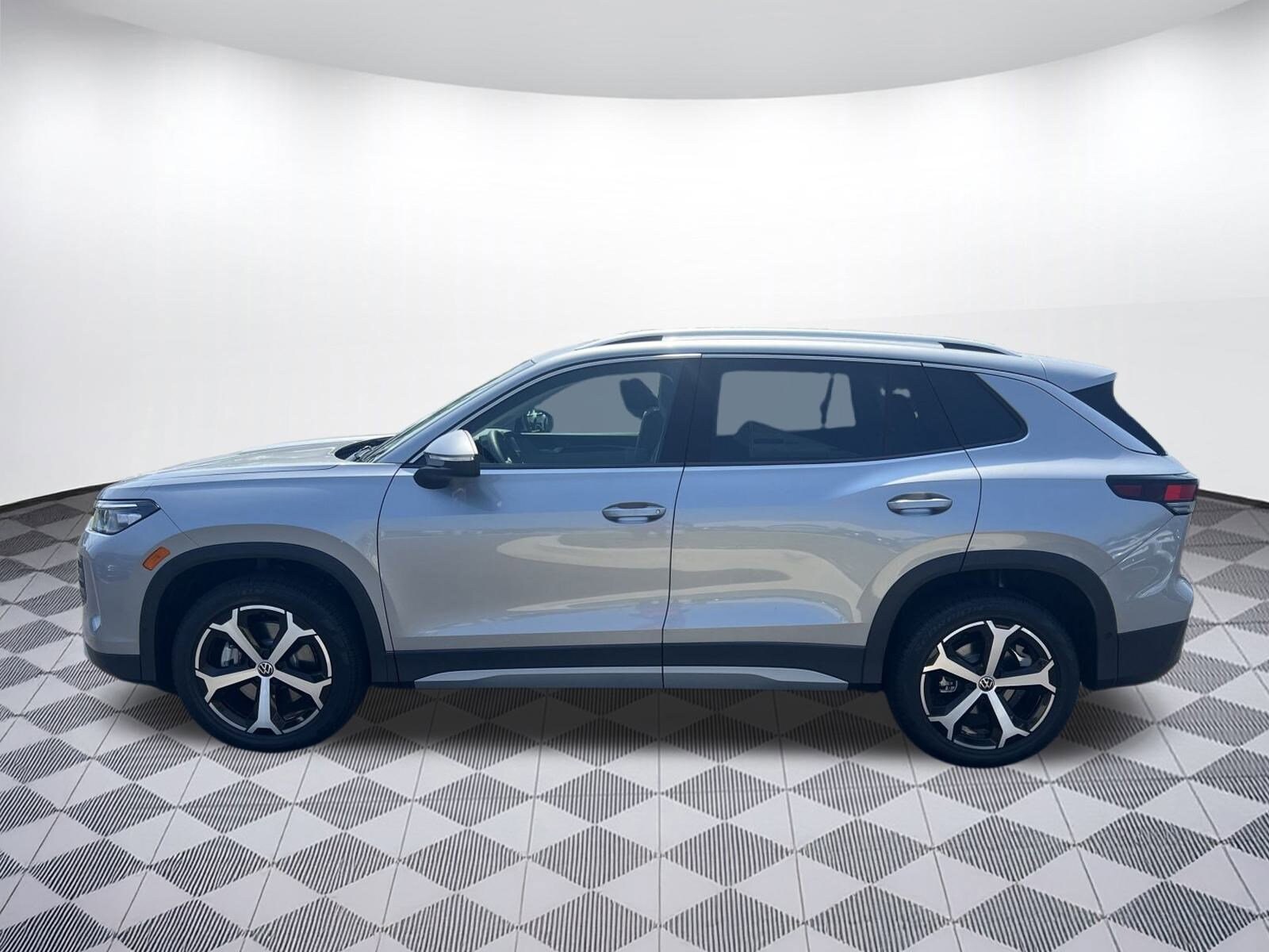 2025 Volkswagen Tiguan SE photo 2