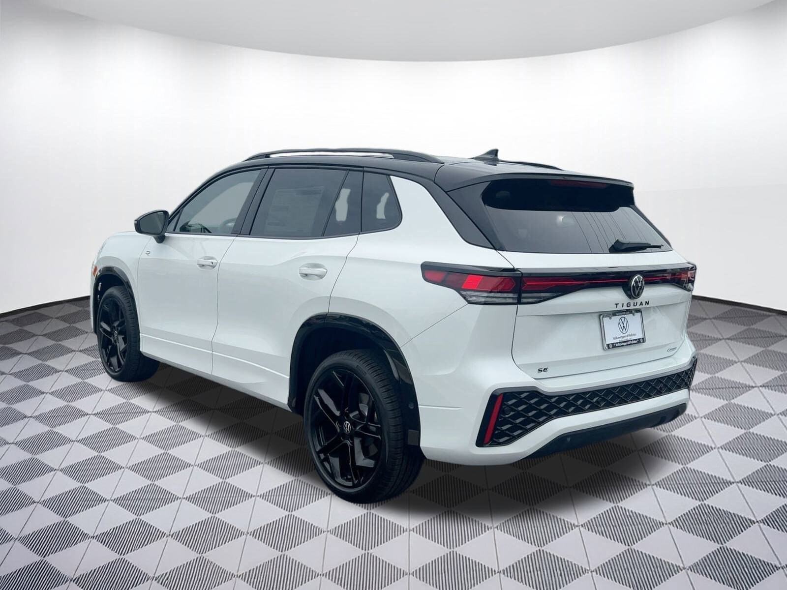 2025 Volkswagen Tiguan SE R-Line Black photo 3