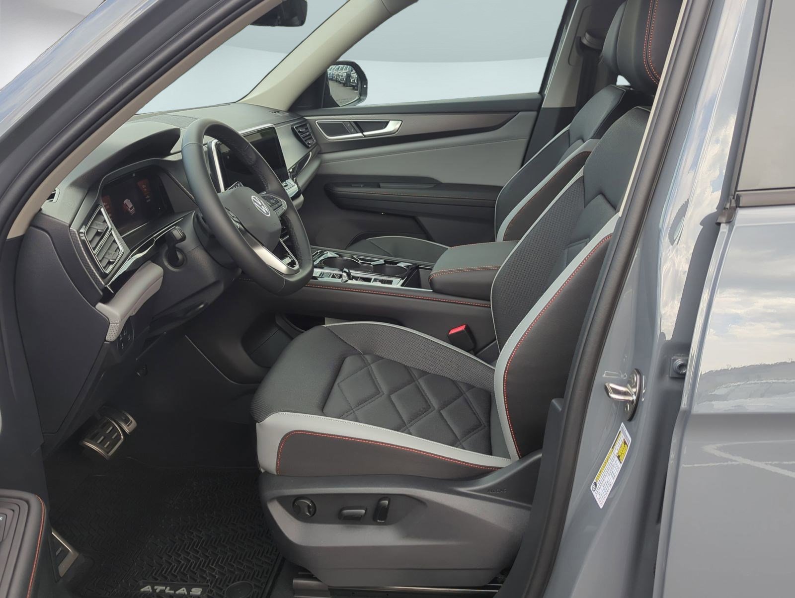 2025 Volkswagen Atlas Peak Edition SE photo 4