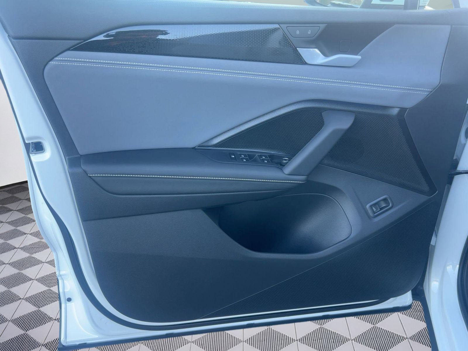 2026 Volkswagen Tiguan SE - Photo 12