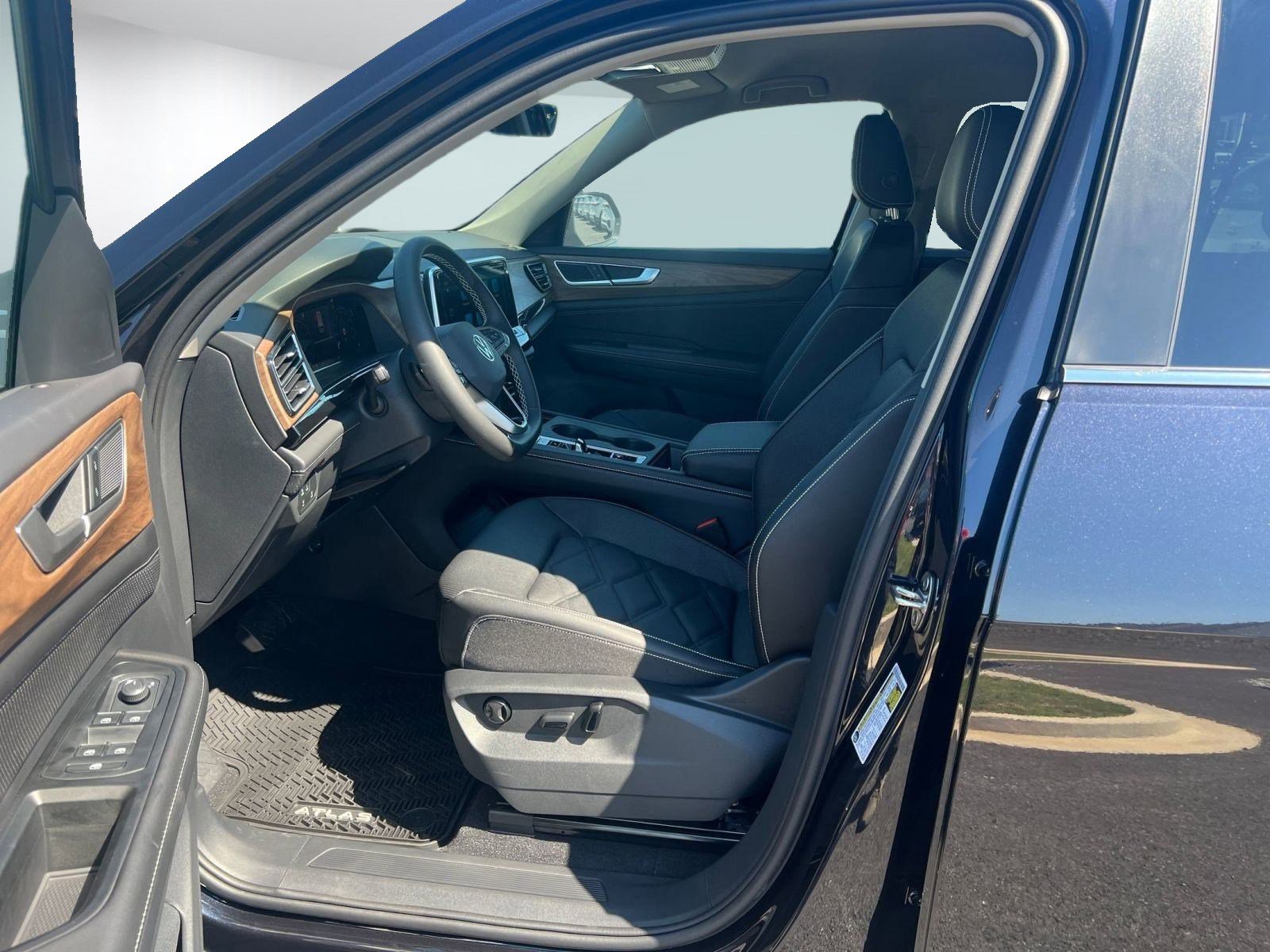 2026 Volkswagen Atlas SE Technology photo 3