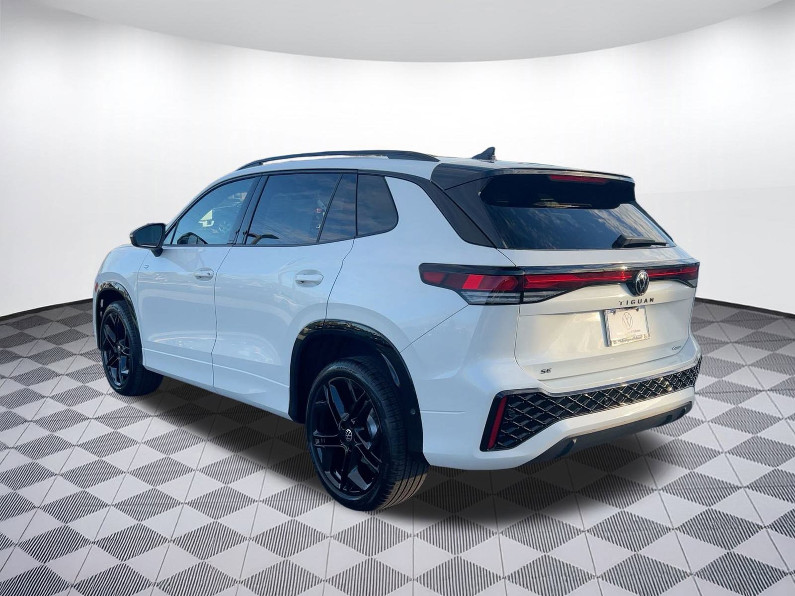 2026 Volkswagen Tiguan SE R-Line Black photo 3