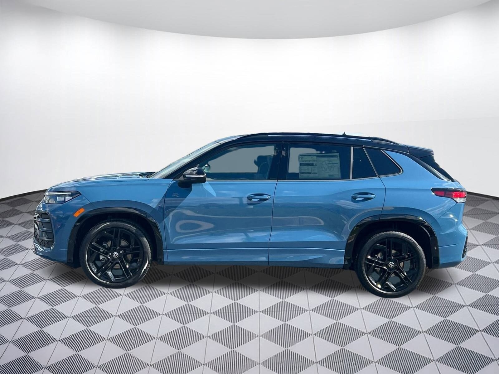 2025 Volkswagen Tiguan SE R-Line Black photo 2