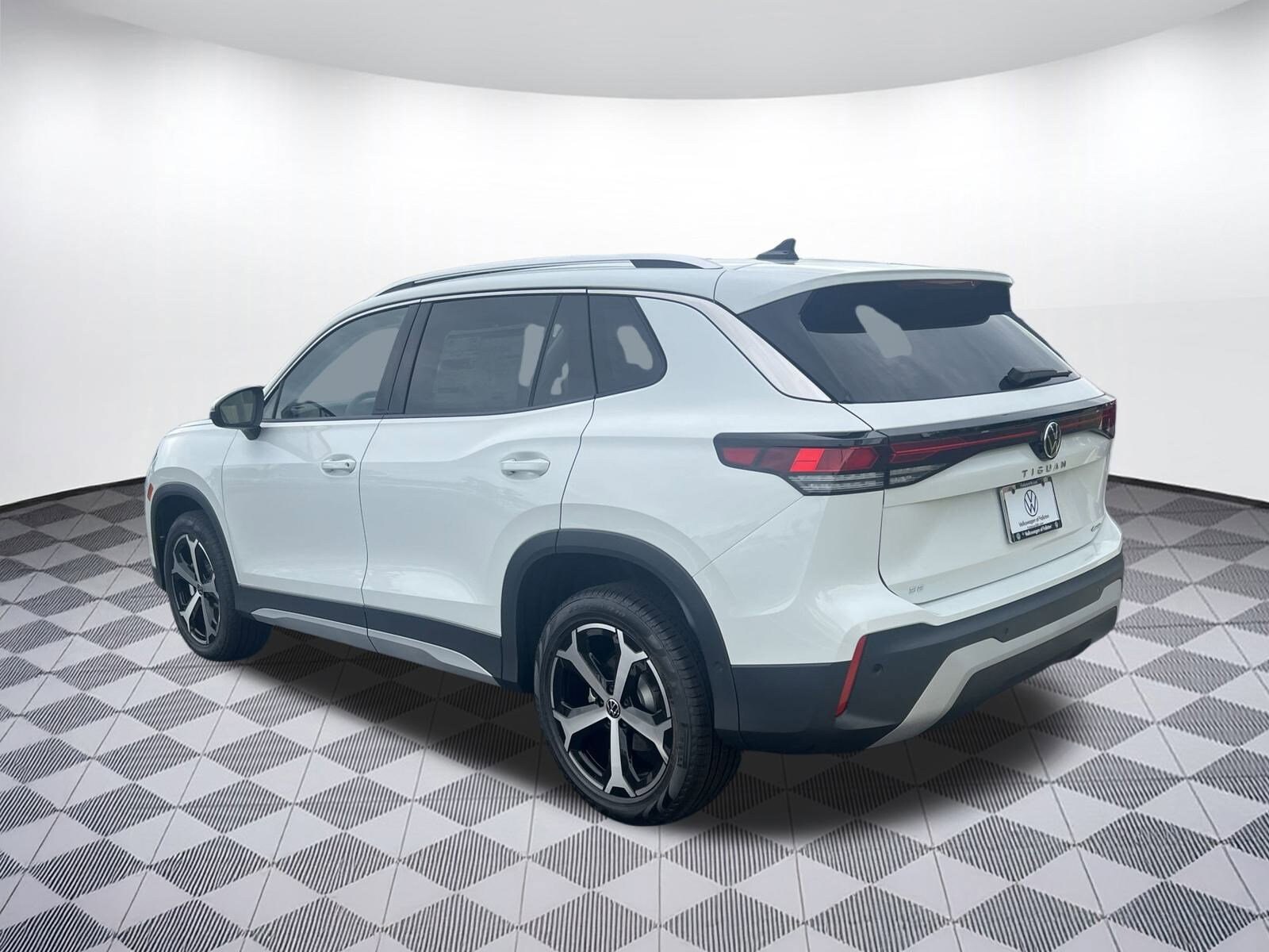2025 Volkswagen Tiguan SE photo 2