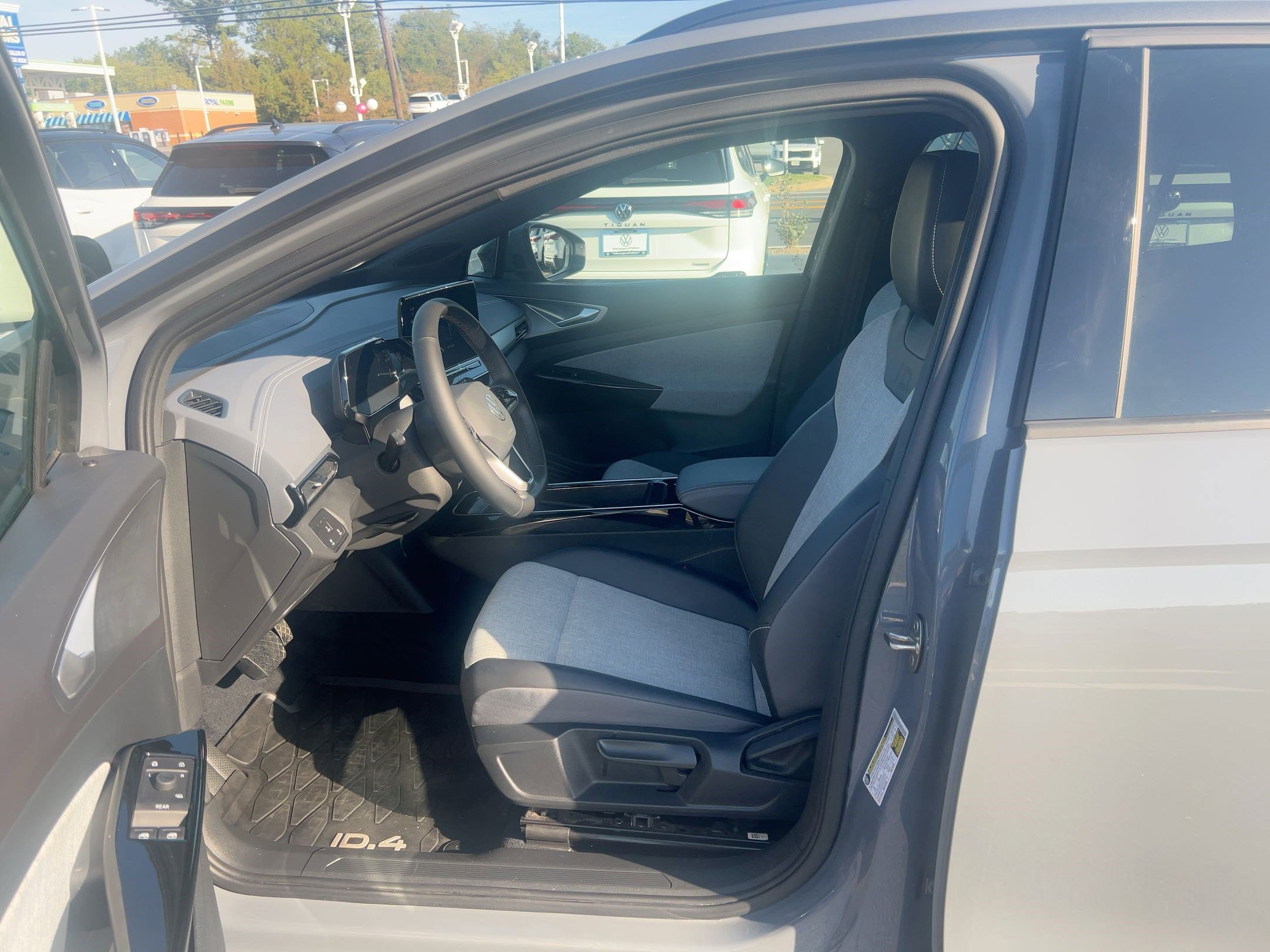 2023 Volkswagen ID.4 Pro photo 4