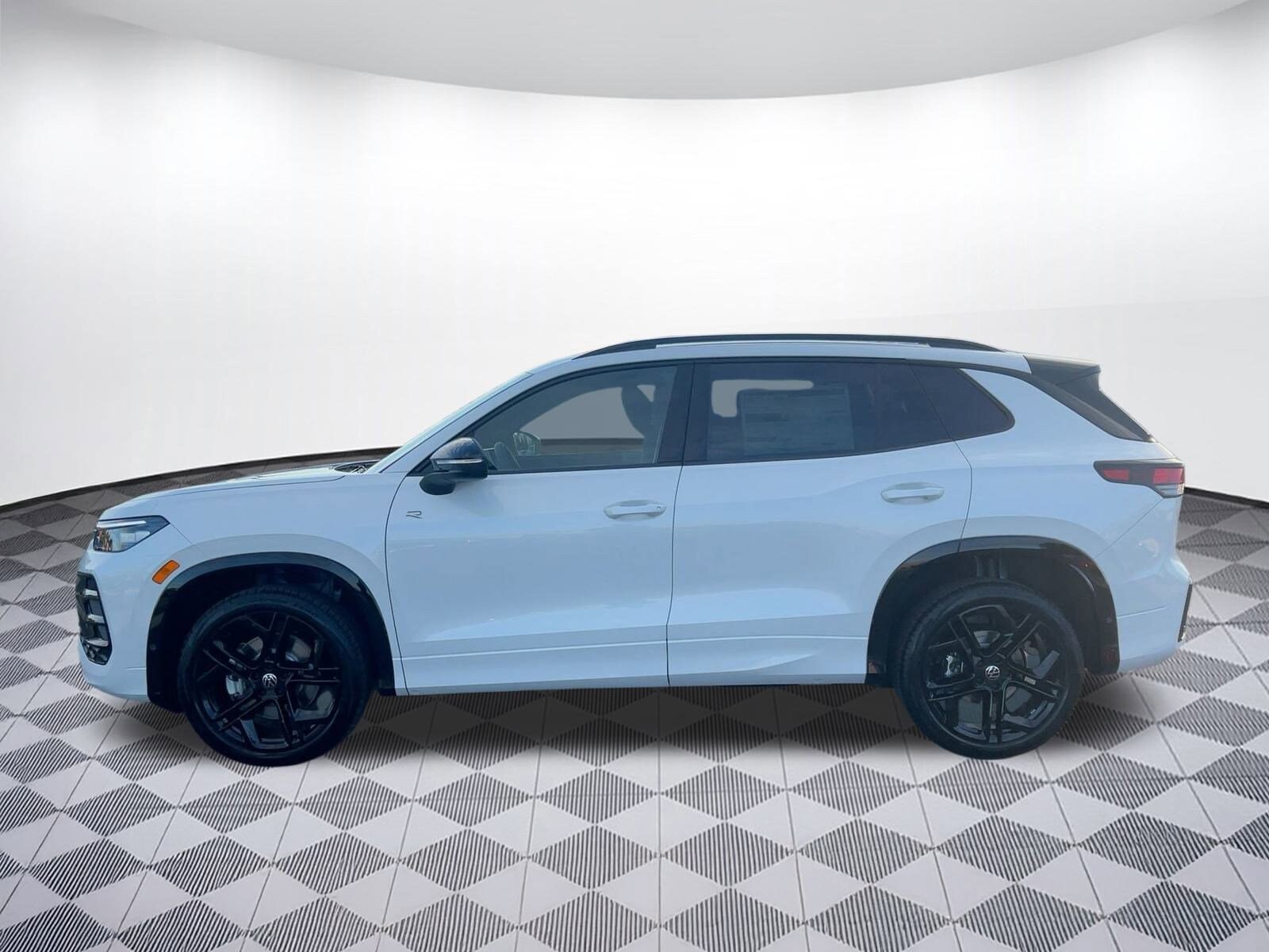 2026 Volkswagen Tiguan SE R-Line Black photo 2