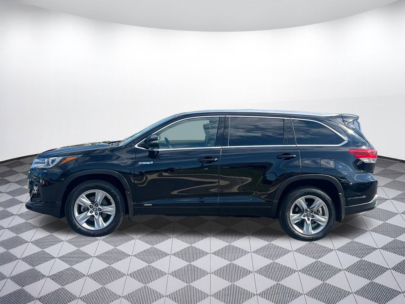 2019 Toyota Highlander Hybrid Limited photo 2