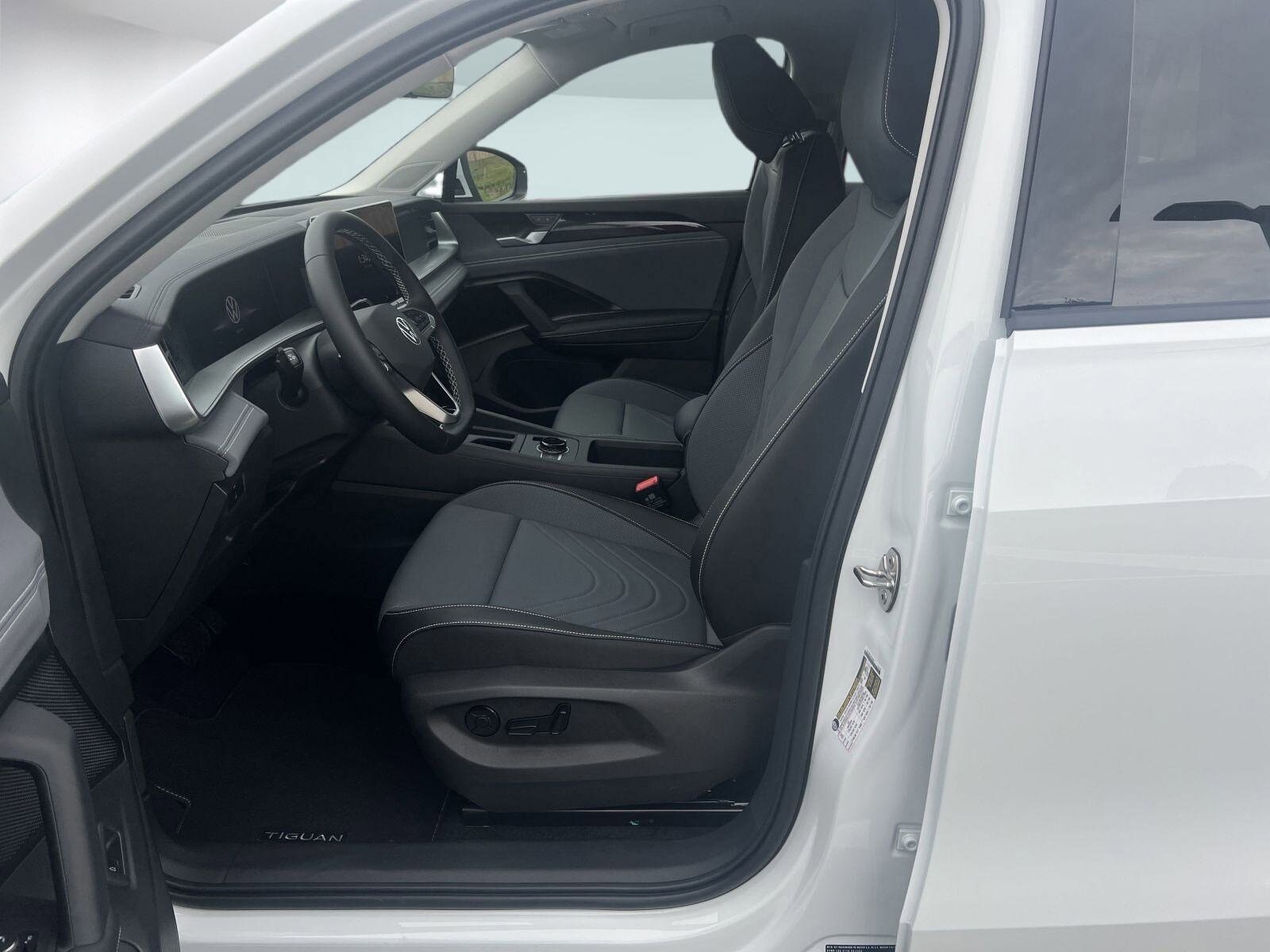 2025 Volkswagen Tiguan SE photo 3