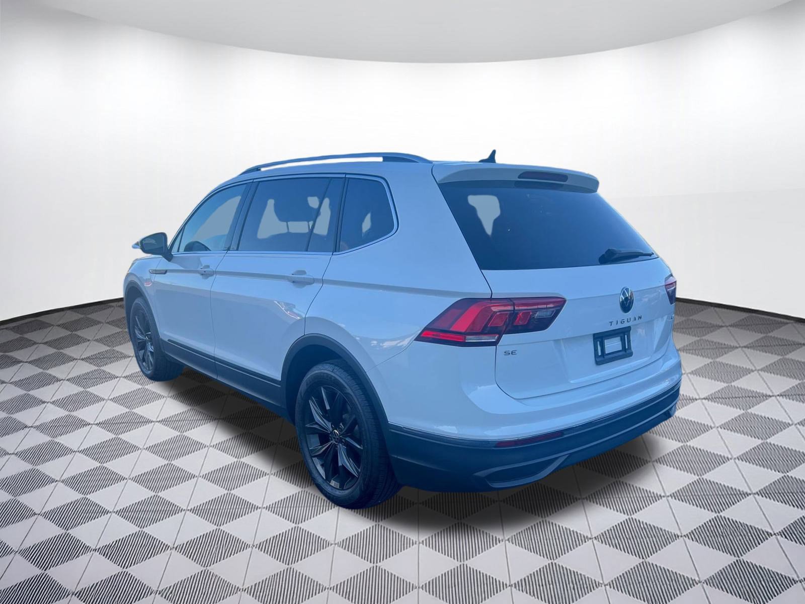 2024 Volkswagen Tiguan SE Wolfsburg Edition photo 2