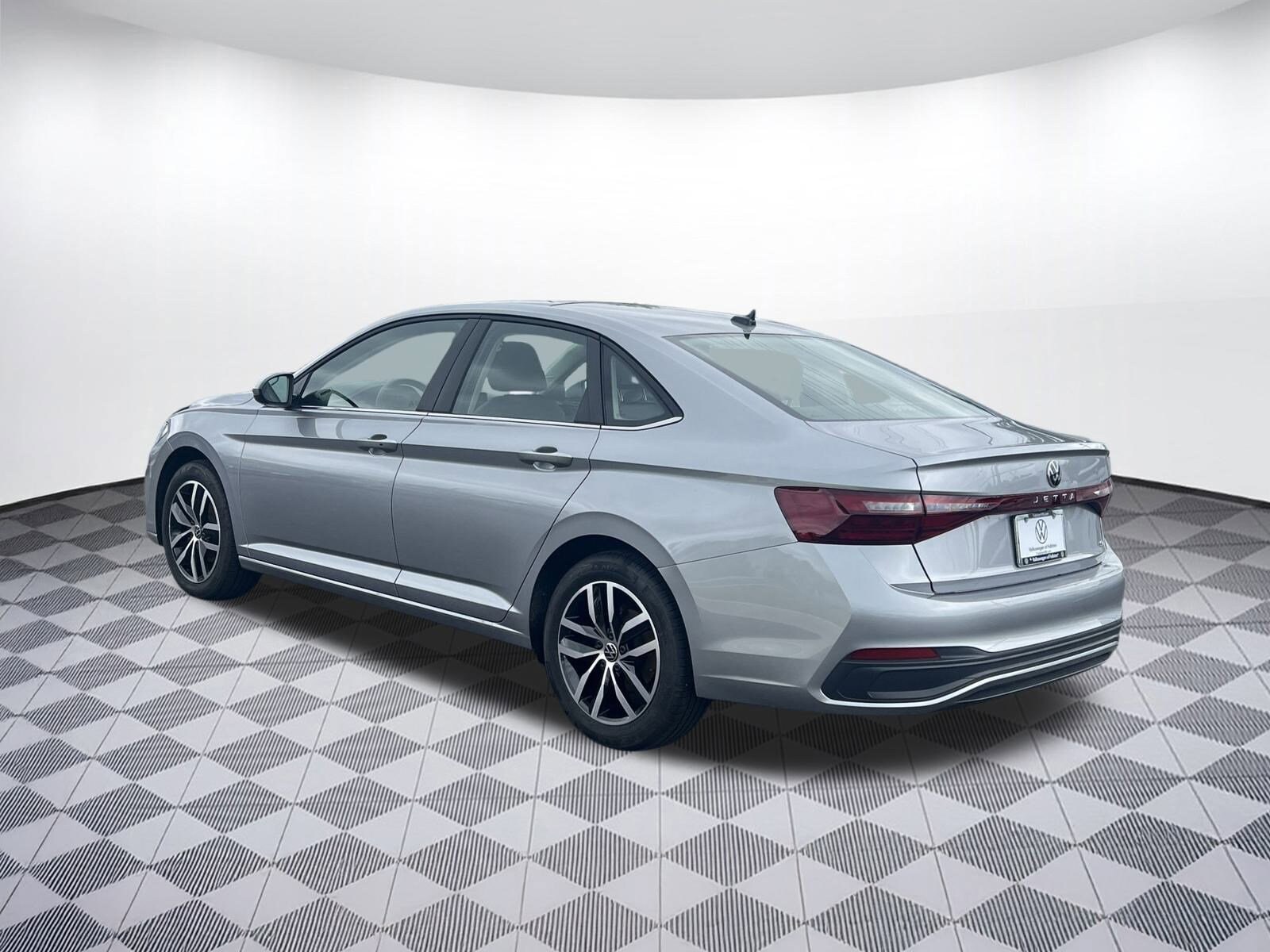2025 Volkswagen Jetta SE photo 3
