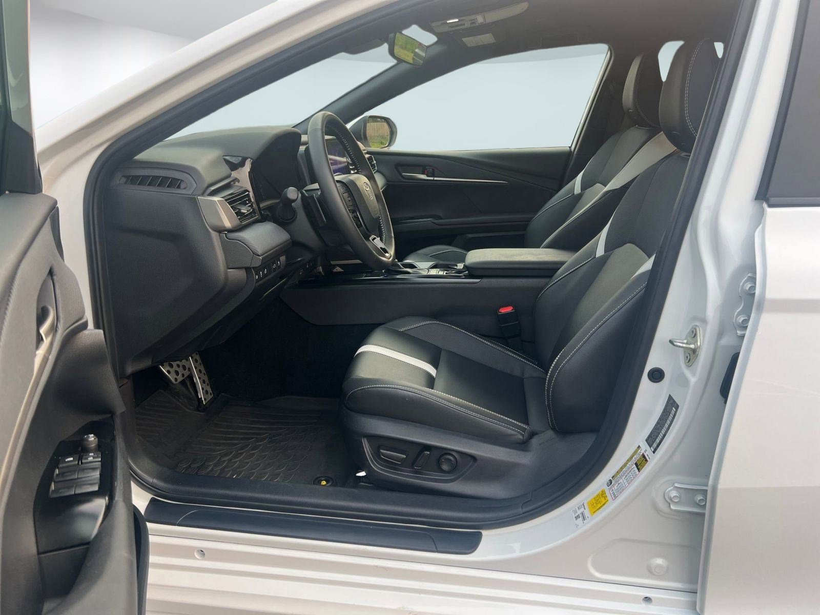 2025 Toyota Camry SE photo 4