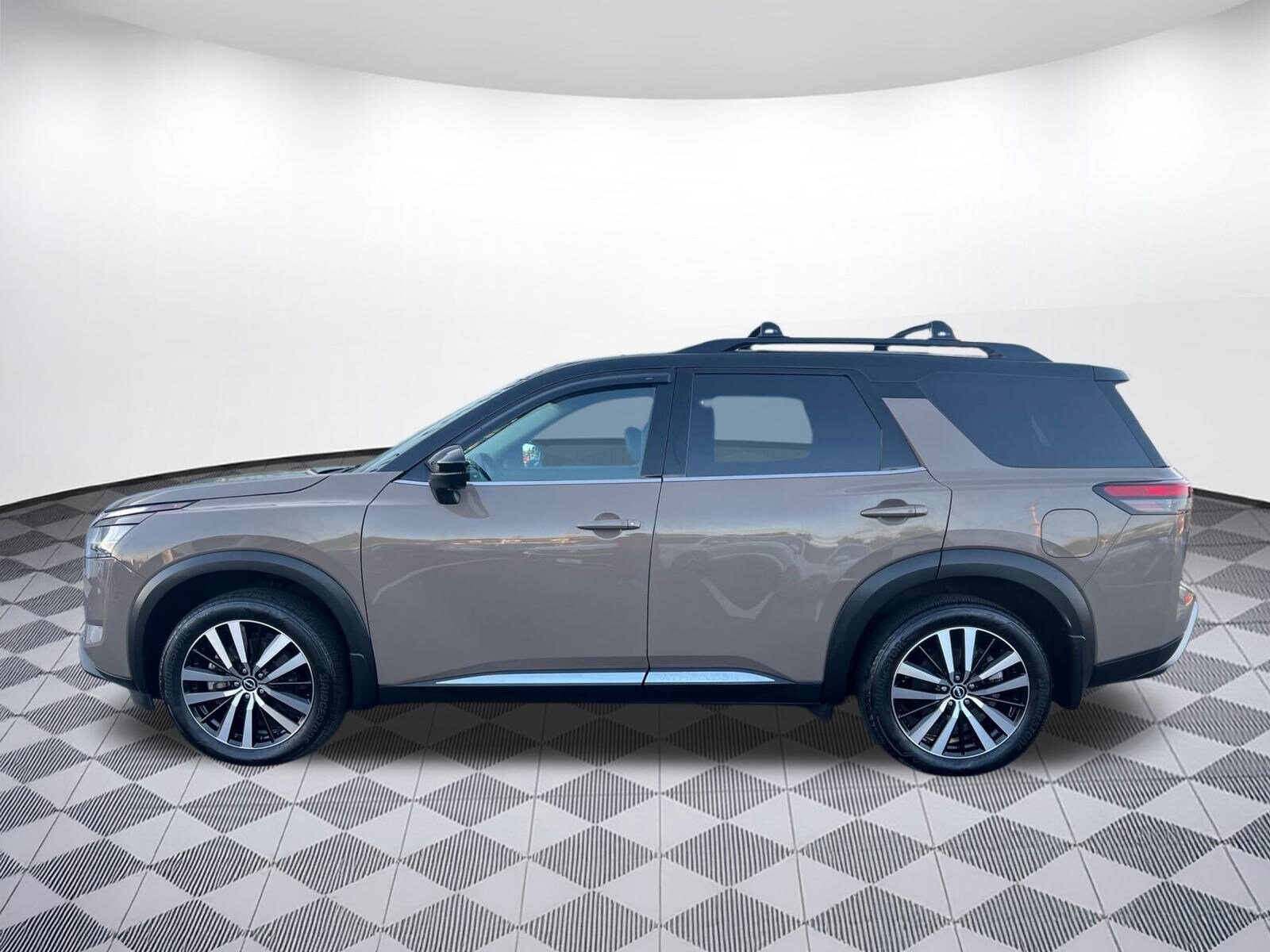 2024 Nissan Pathfinder Platinum photo 2